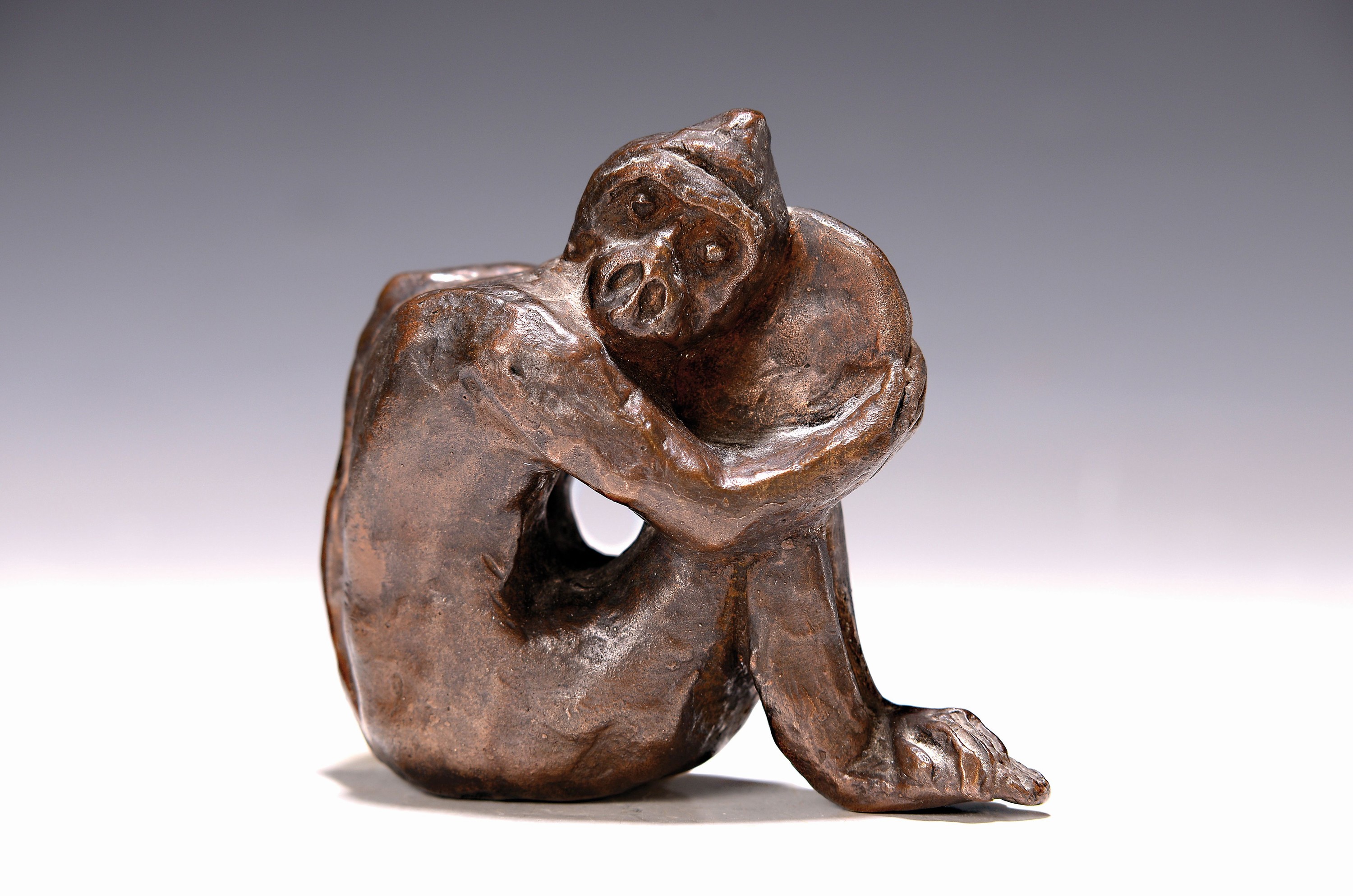 Detail k: Unbekannter zeitgenössischer Künstler, Sitzender Affe mit Handspiegel, Bronze, ca. 8x9x5cm