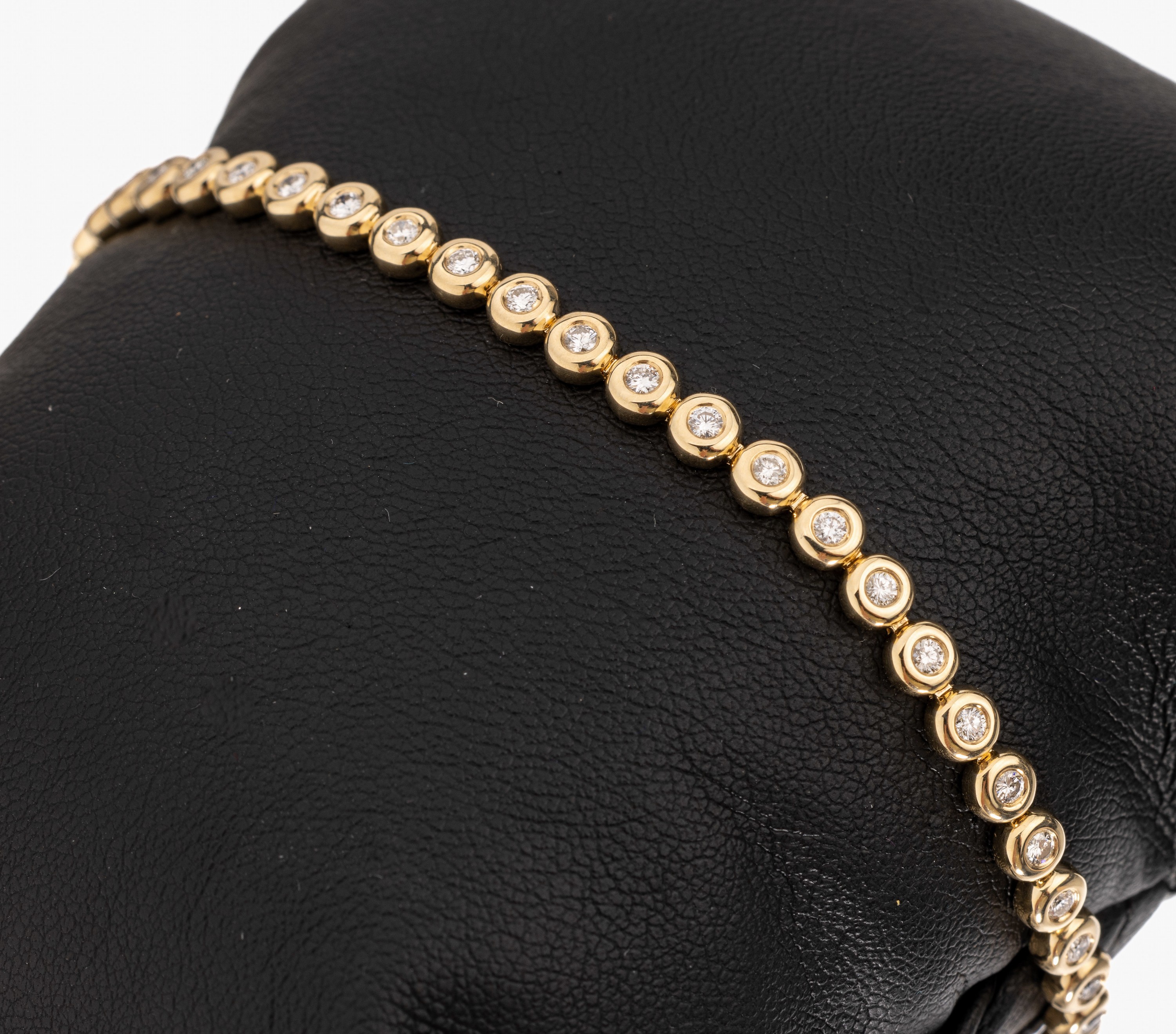14 kt Gold Brillant-Linienarmband, GG 585/000, 45 Brillanten zus. ca. 1.18 ct feinesWeiß-Weiß/vs-si, L. ca. 18.5 cm, Kastenschlossmit 2 ...