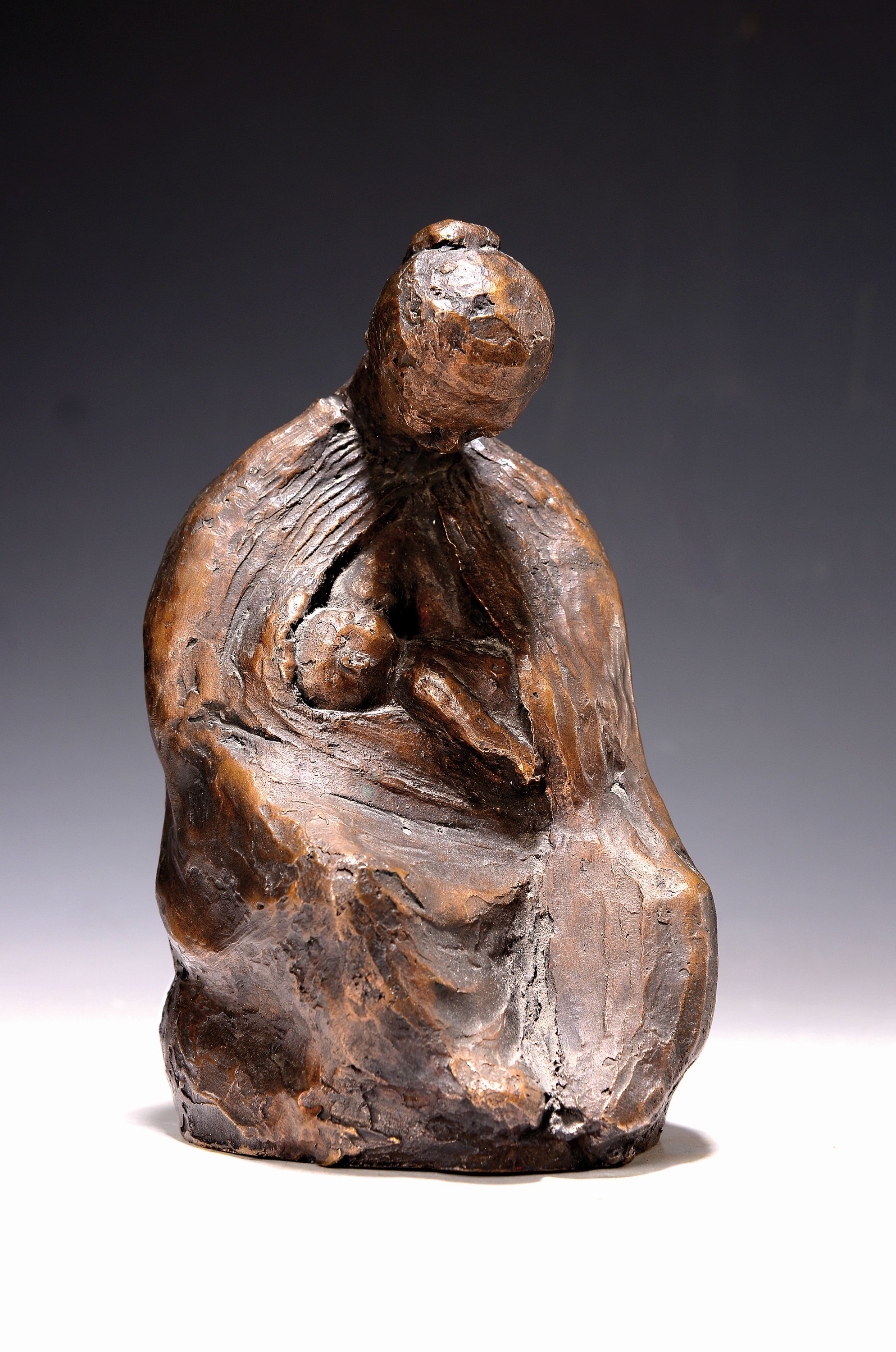 Detail k: Waltraud Suckow, 1924-2009 Mannheim, Thüringer Madonna, Bronzeskulptur von 1974, signiert und dat., num. 3/10, H. ca. 20cm