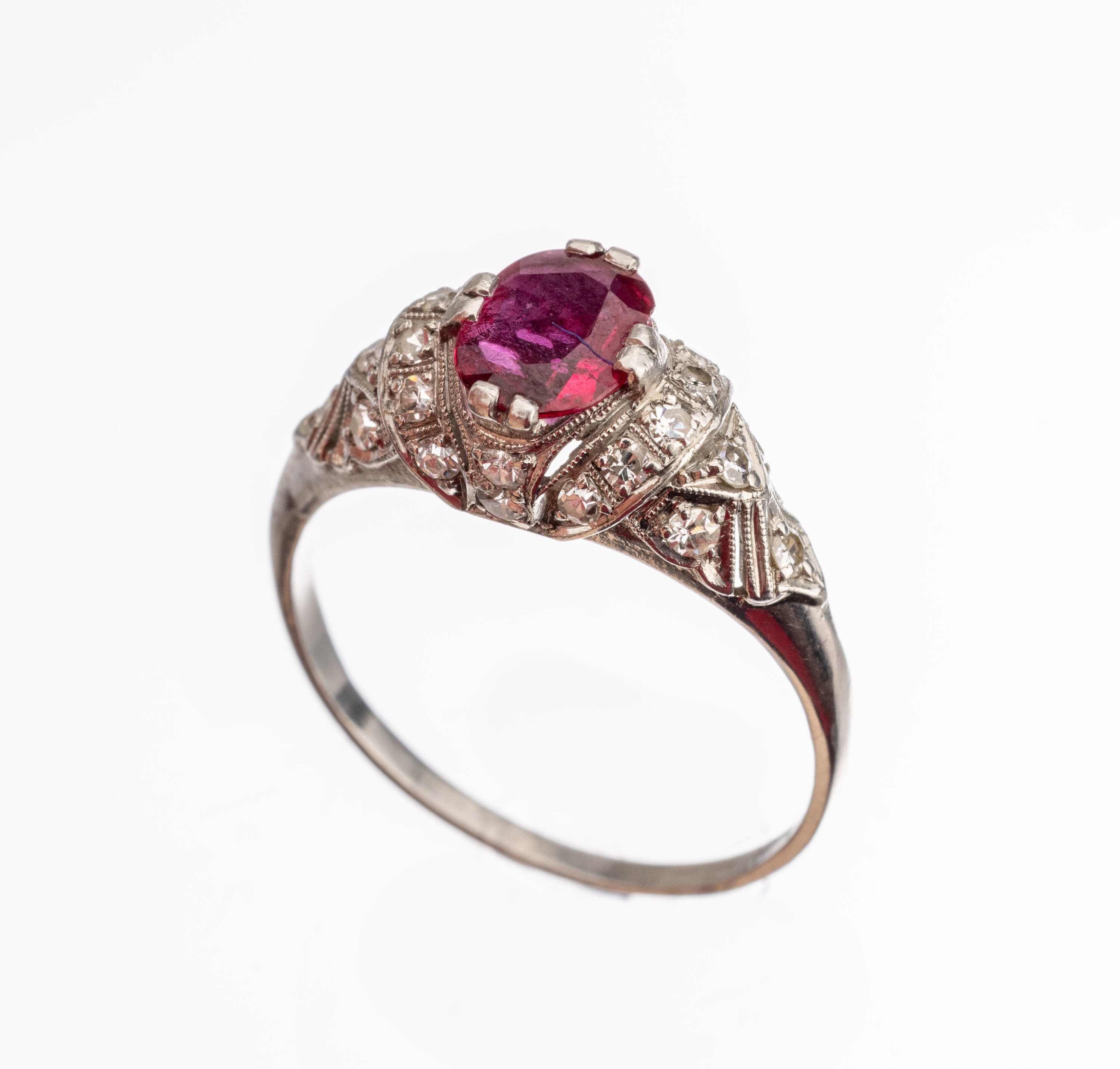 Platin Art Deco Rubin-Diamant-Ring, um 1920 Durchbrucharbeit, Millegriffverz., ovalfacett.Rubin ca. 1.00 ct, umgeben von 8/8-Diamanten zus. ca. 0.12 ...