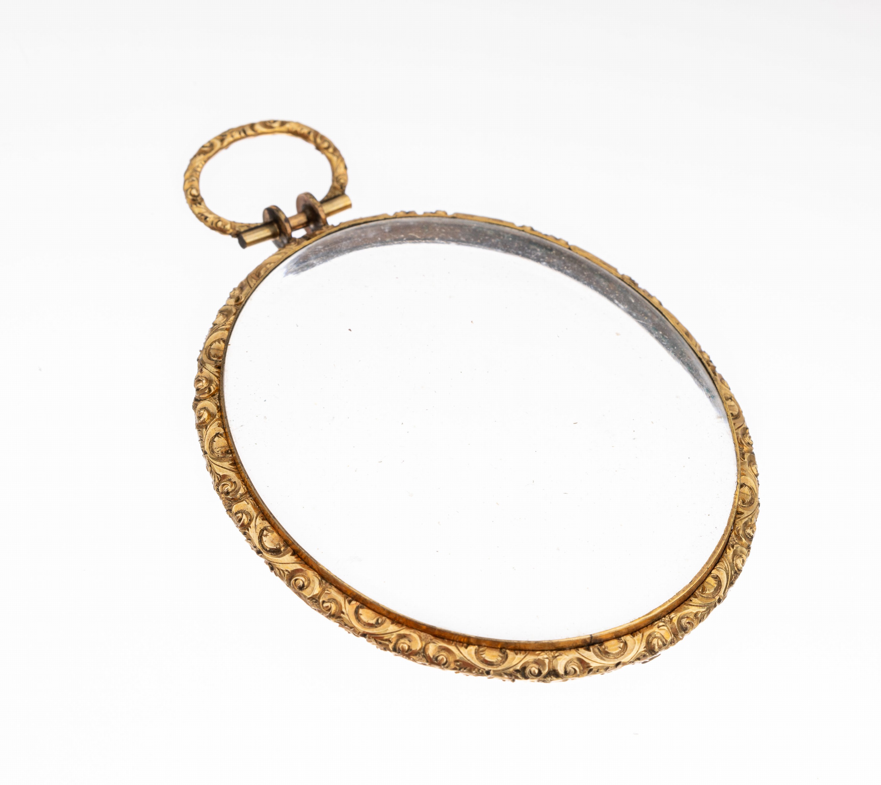 Übergroßer Medaillonanhänger, wohl England um 1860, Metall vergoldet, rückseitig aufklappbar, Rahmen floral, Anhängeöse, L. ca.9 cm