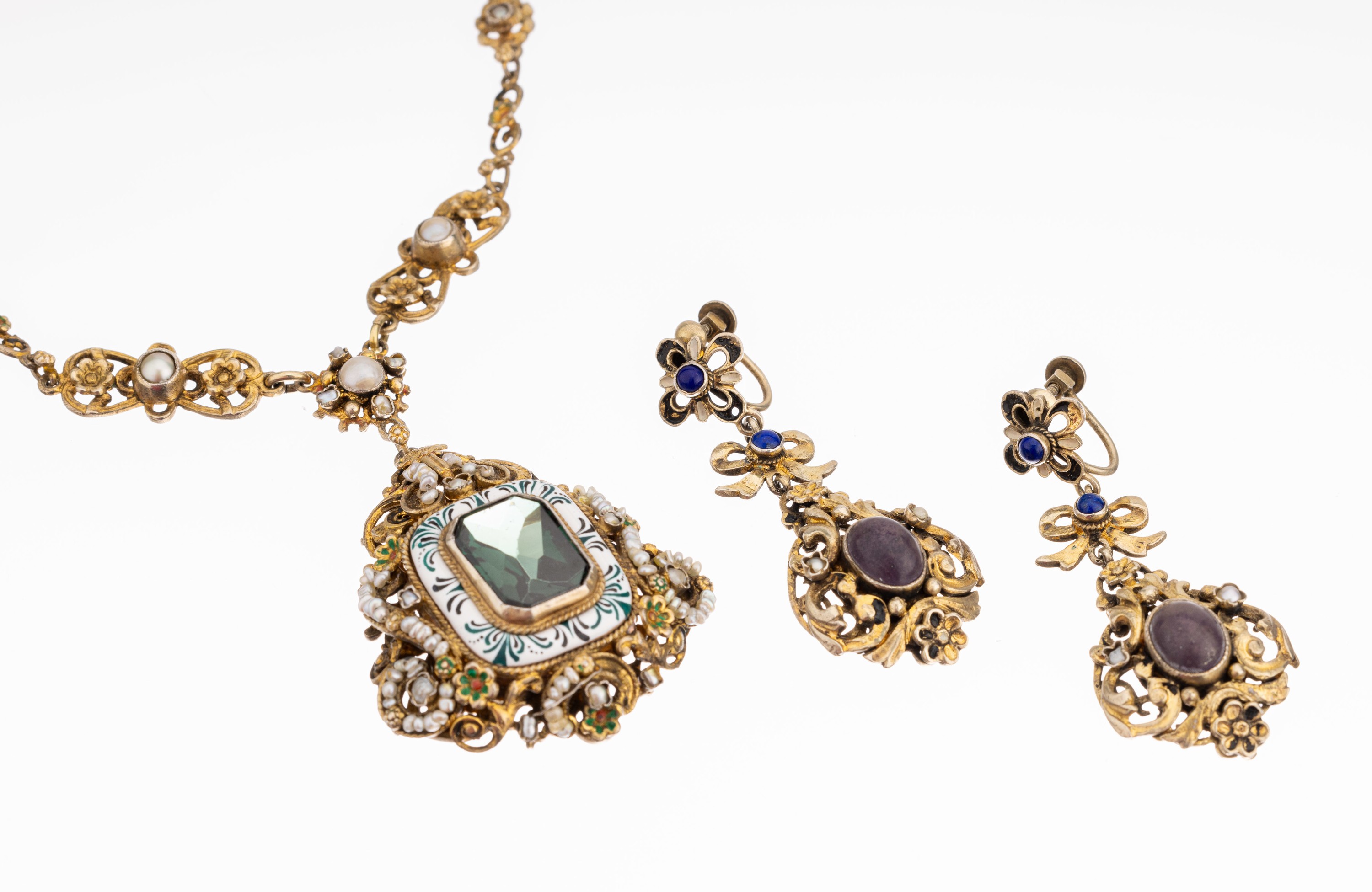 Collier, Siebenbürgen um 1880, Silber vergoldet, grün-weiß emaill., grüner Straßstein und Kunstperlbesatz, L. ca. 46 cm, dazu Paar Ohrschrauben ...