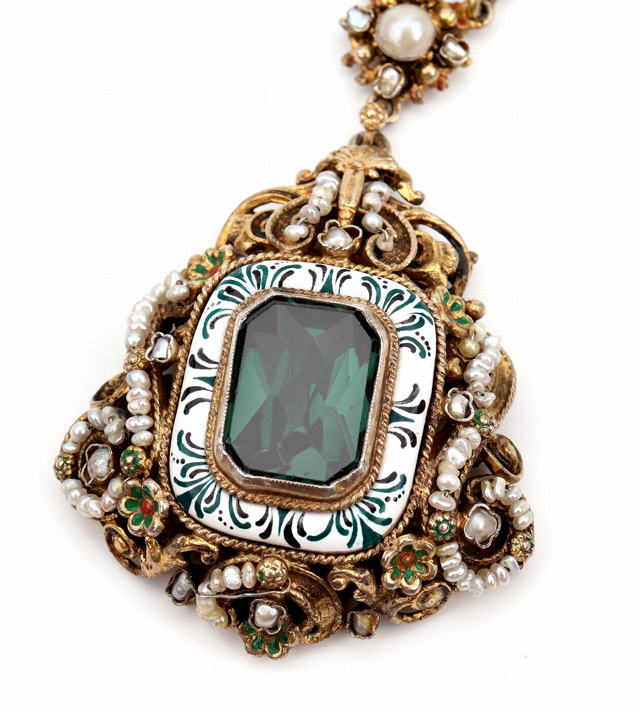 Detail a: Collier, Siebenbürgen um 1880, Silber vergoldet, grün-weiß emaill., grüner Straßstein und Kunstperlbesatz, L. ca. 46 cm, dazu Paar Ohrschrauben ...