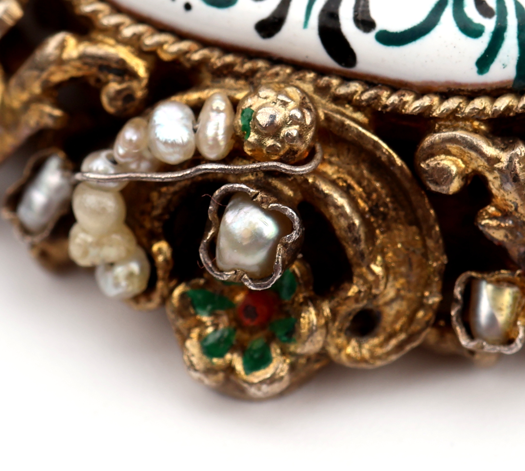 Detail b: Collier, Siebenbürgen um 1880, Silber vergoldet, grün-weiß emaill., grüner Straßstein und Kunstperlbesatz, L. ca. 46 cm, dazu Paar Ohrschrauben ...