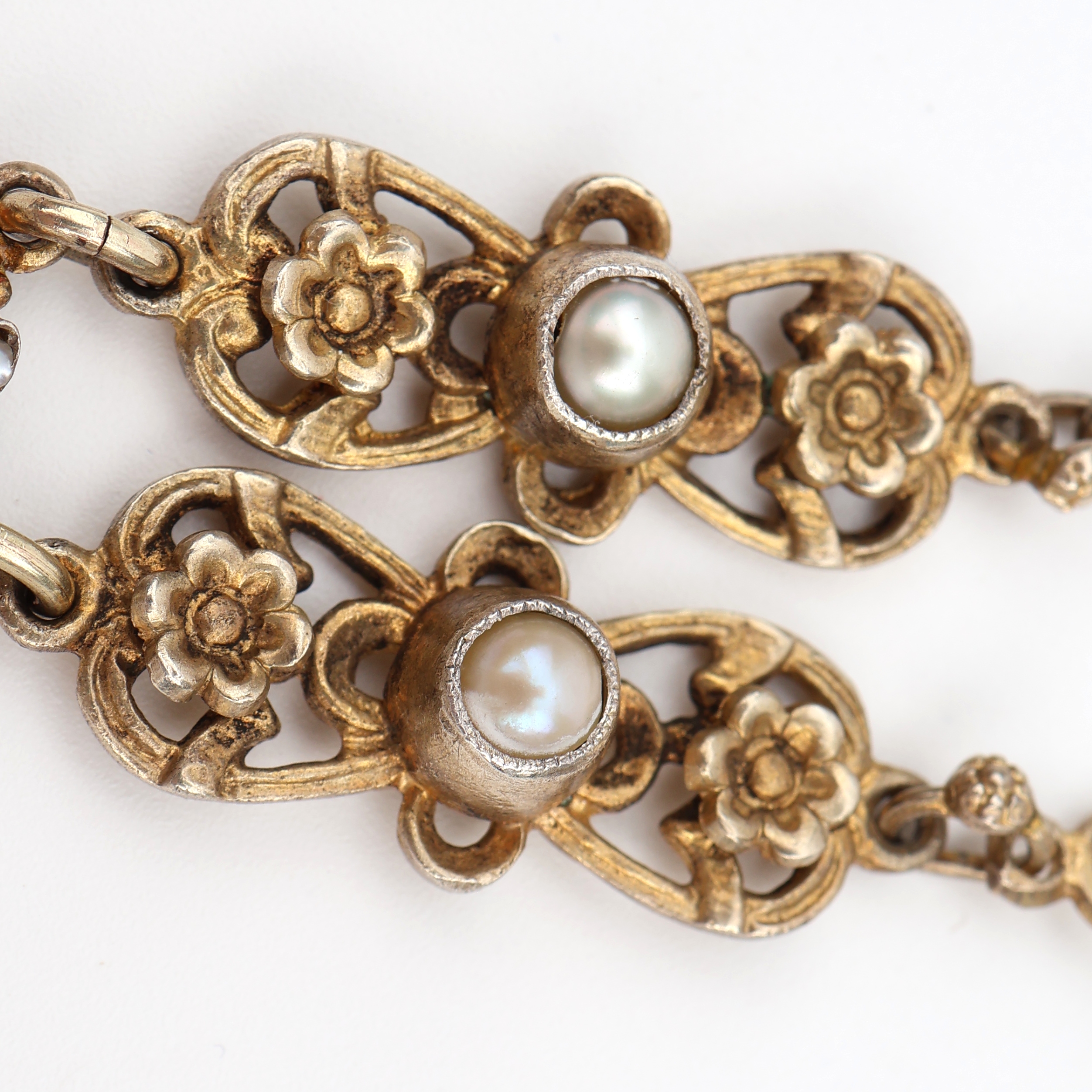 Detail c: Collier, Siebenbürgen um 1880, Silber vergoldet, grün-weiß emaill., grüner Straßstein und Kunstperlbesatz, L. ca. 46 cm, dazu Paar Ohrschrauben ...