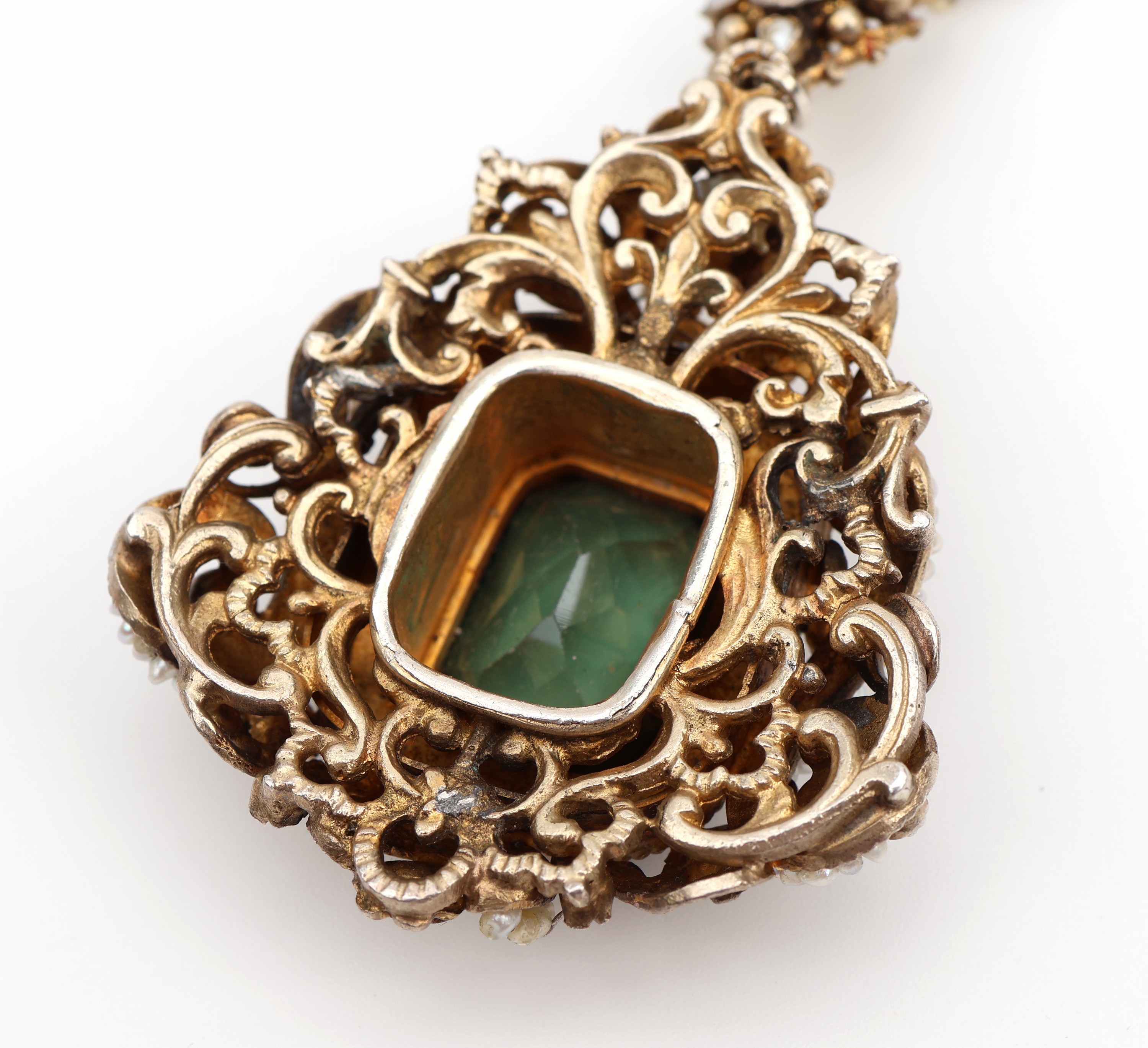 Detail d: Collier, Siebenbürgen um 1880, Silber vergoldet, grün-weiß emaill., grüner Straßstein und Kunstperlbesatz, L. ca. 46 cm, dazu Paar Ohrschrauben ...