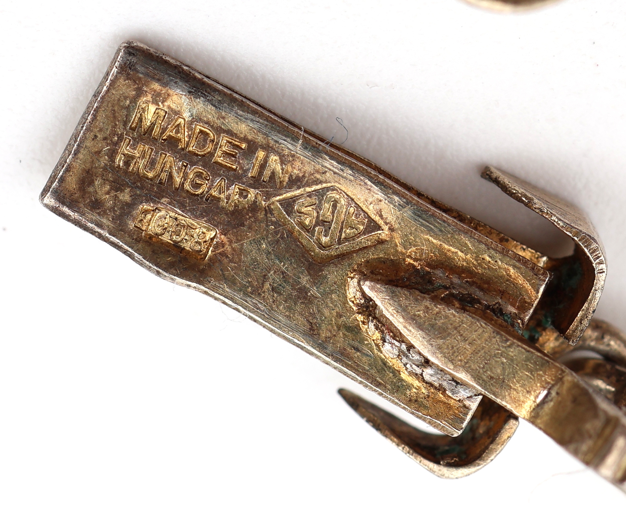 Detail e: Collier, Siebenbürgen um 1880, Silber vergoldet, grün-weiß emaill., grüner Straßstein und Kunstperlbesatz, L. ca. 46 cm, dazu Paar Ohrschrauben ...