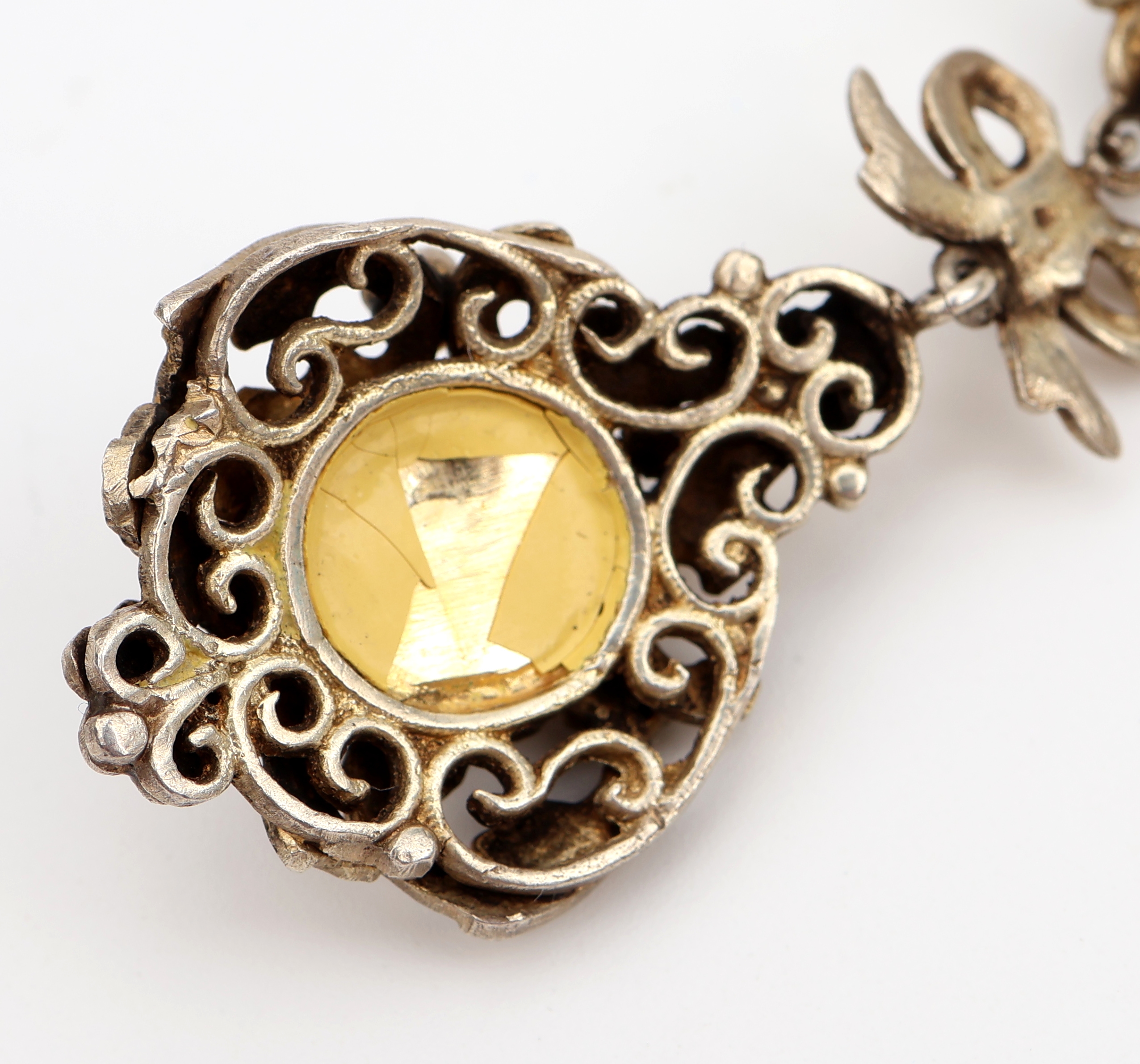 Detail f: Collier, Siebenbürgen um 1880, Silber vergoldet, grün-weiß emaill., grüner Straßstein und Kunstperlbesatz, L. ca. 46 cm, dazu Paar Ohrschrauben ...