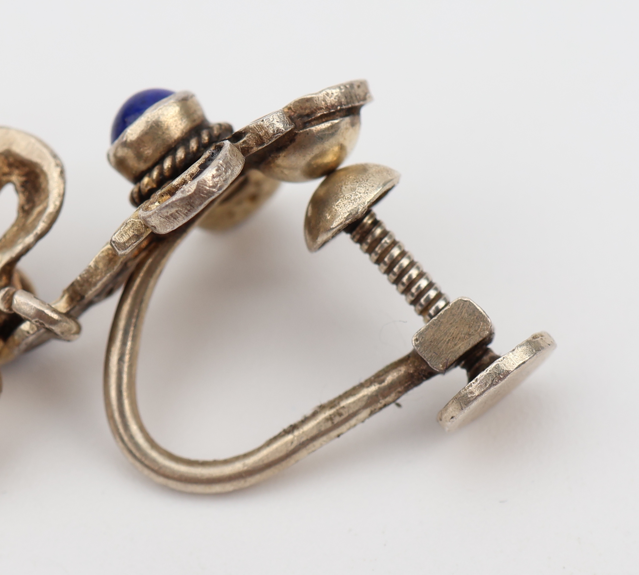 Detail g: Collier, Siebenbürgen um 1880, Silber vergoldet, grün-weiß emaill., grüner Straßstein und Kunstperlbesatz, L. ca. 46 cm, dazu Paar Ohrschrauben ...