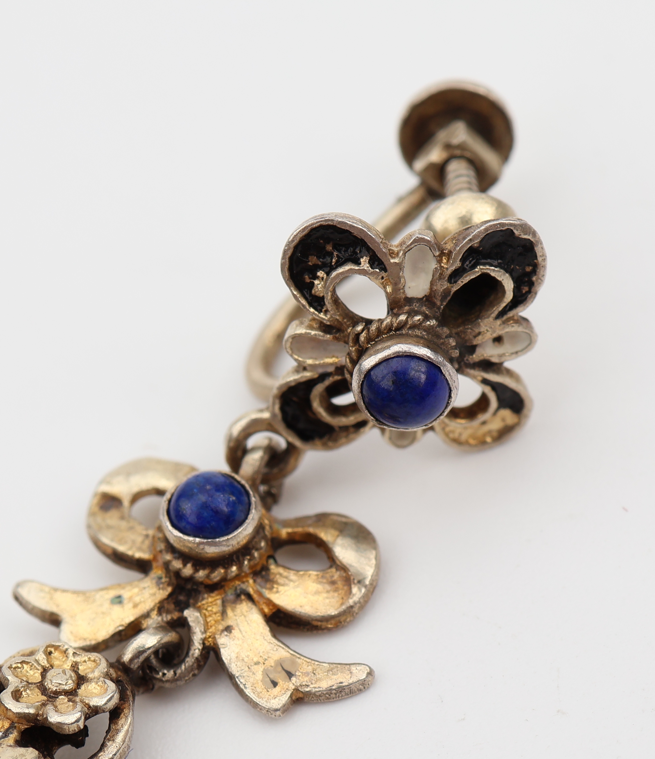 Detail h: Collier, Siebenbürgen um 1880, Silber vergoldet, grün-weiß emaill., grüner Straßstein und Kunstperlbesatz, L. ca. 46 cm, dazu Paar Ohrschrauben ...