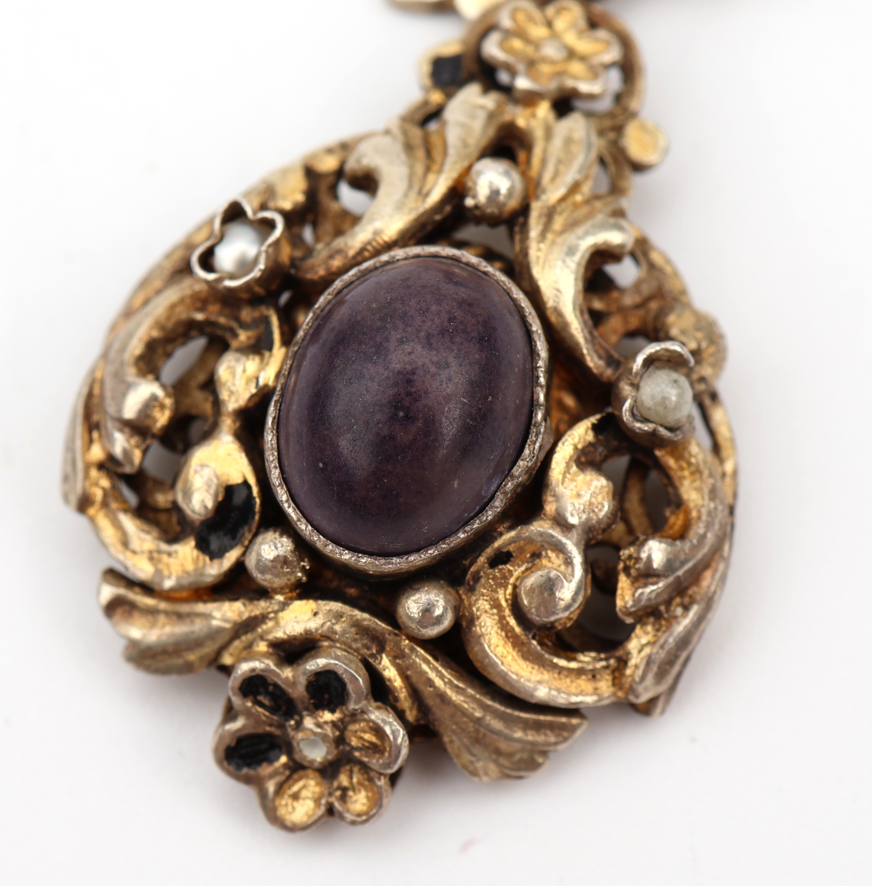 Detail j: Collier, Siebenbürgen um 1880, Silber vergoldet, grün-weiß emaill., grüner Straßstein und Kunstperlbesatz, L. ca. 46 cm, dazu Paar Ohrschrauben ...