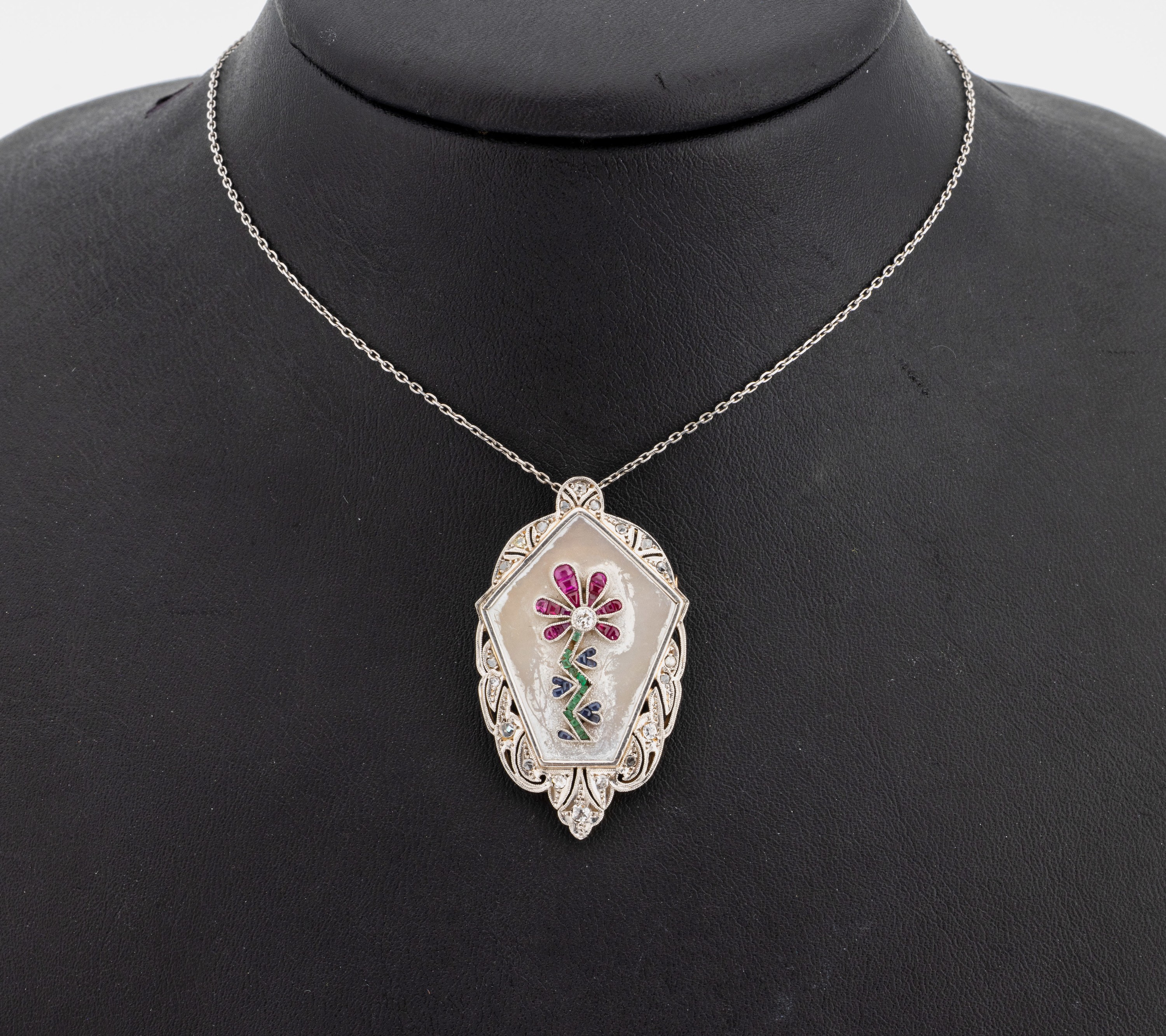 18 kt Gold Art Deco Farbstein-Diamant- Anhänger, um 1920, GG/RoseG 750/000, schauseitig Platin, Perlmutteinlage mit aufgelegter Blume, ...