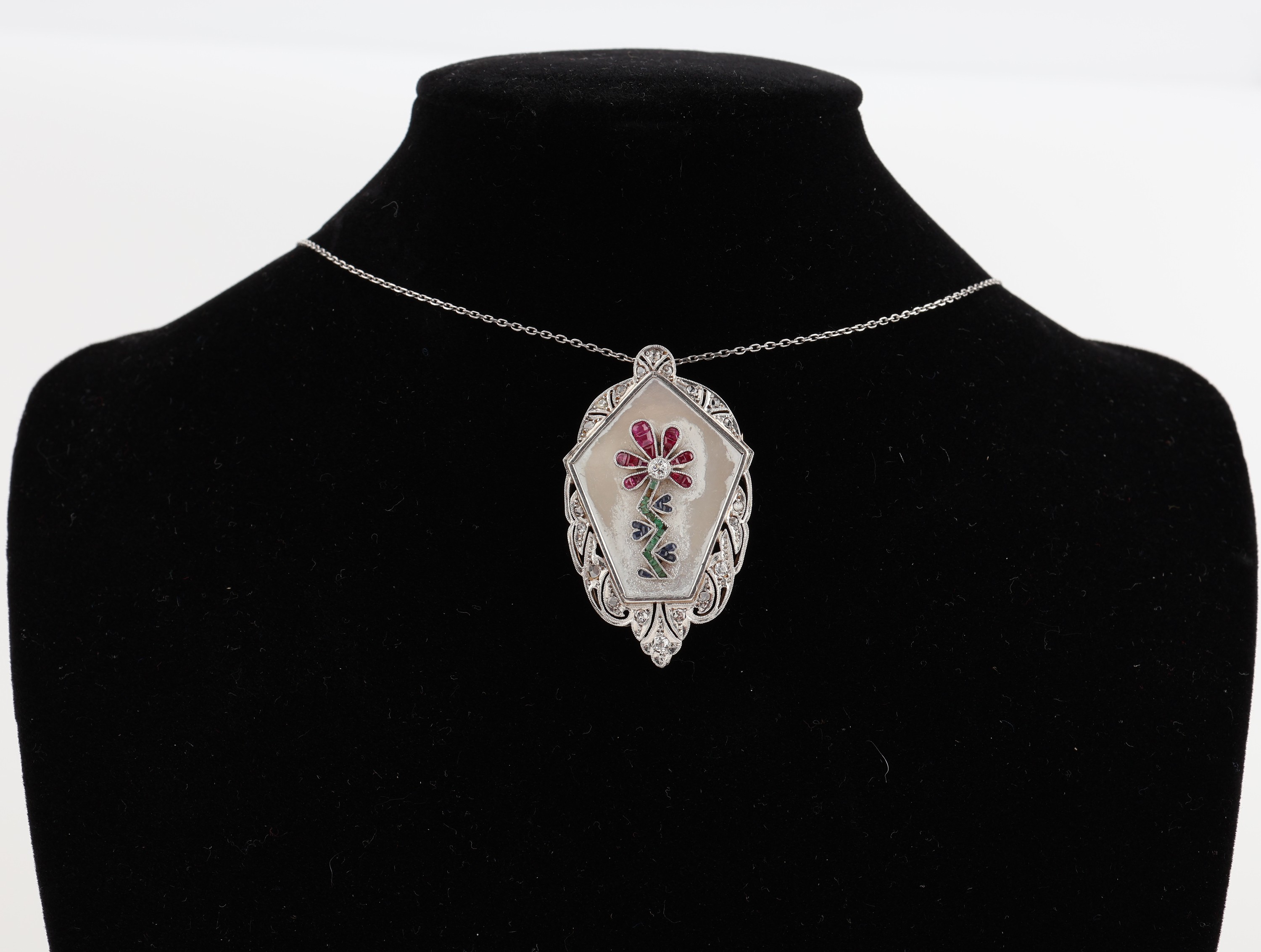 Detail a: 18 kt Gold Art Deco Farbstein-Diamant- Anhänger, um 1920, GG/RoseG 750/000, schauseitig Platin, Perlmutteinlage mit aufgelegter Blume, ...