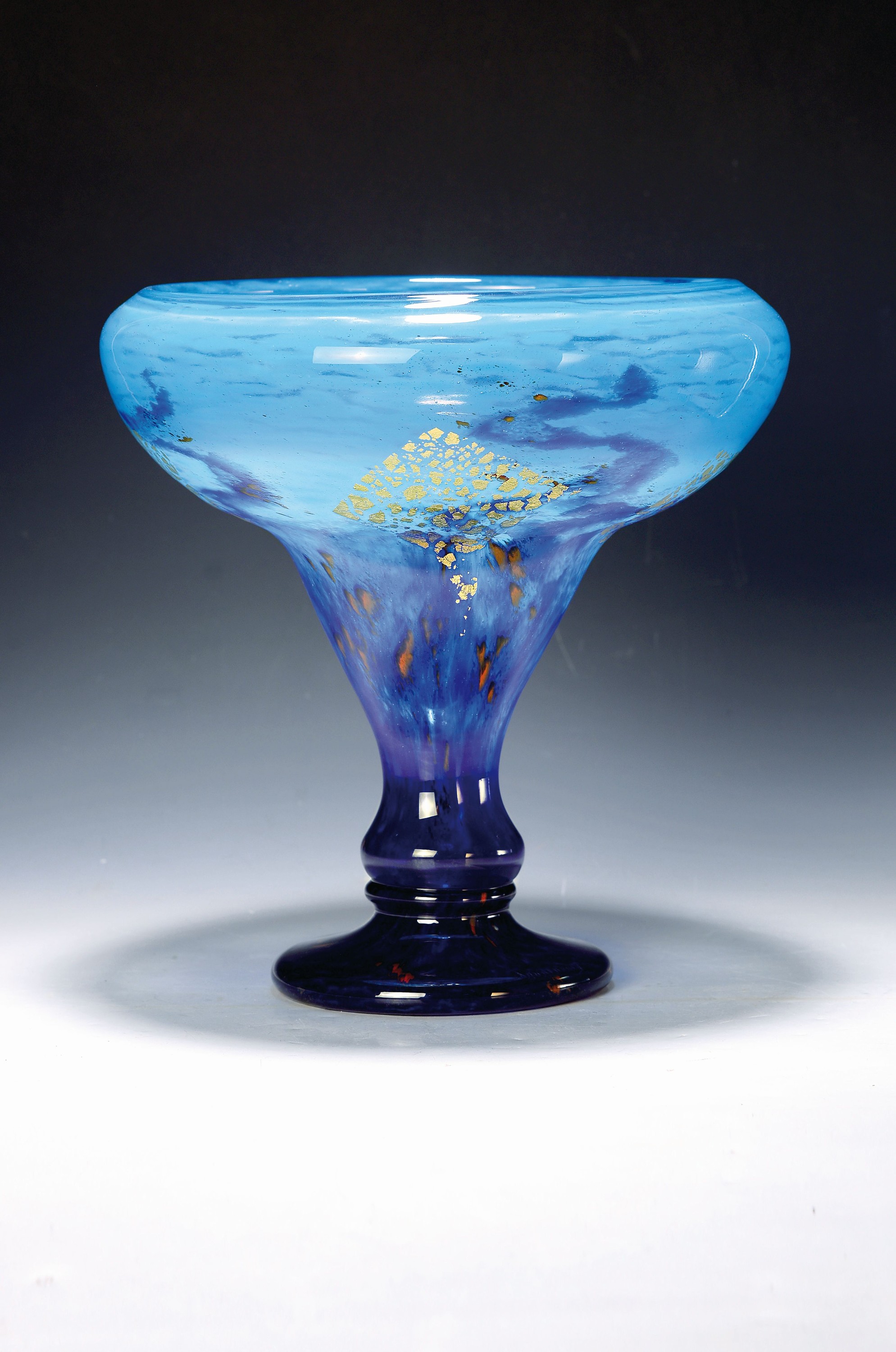 Große Trichtervase, Daum Nancy, 20. Jh., Schichtglas mit hell- und dunkelblauen Einpuderungen, eingeschmolzene Goldfolie und rote Glasflecken, ...