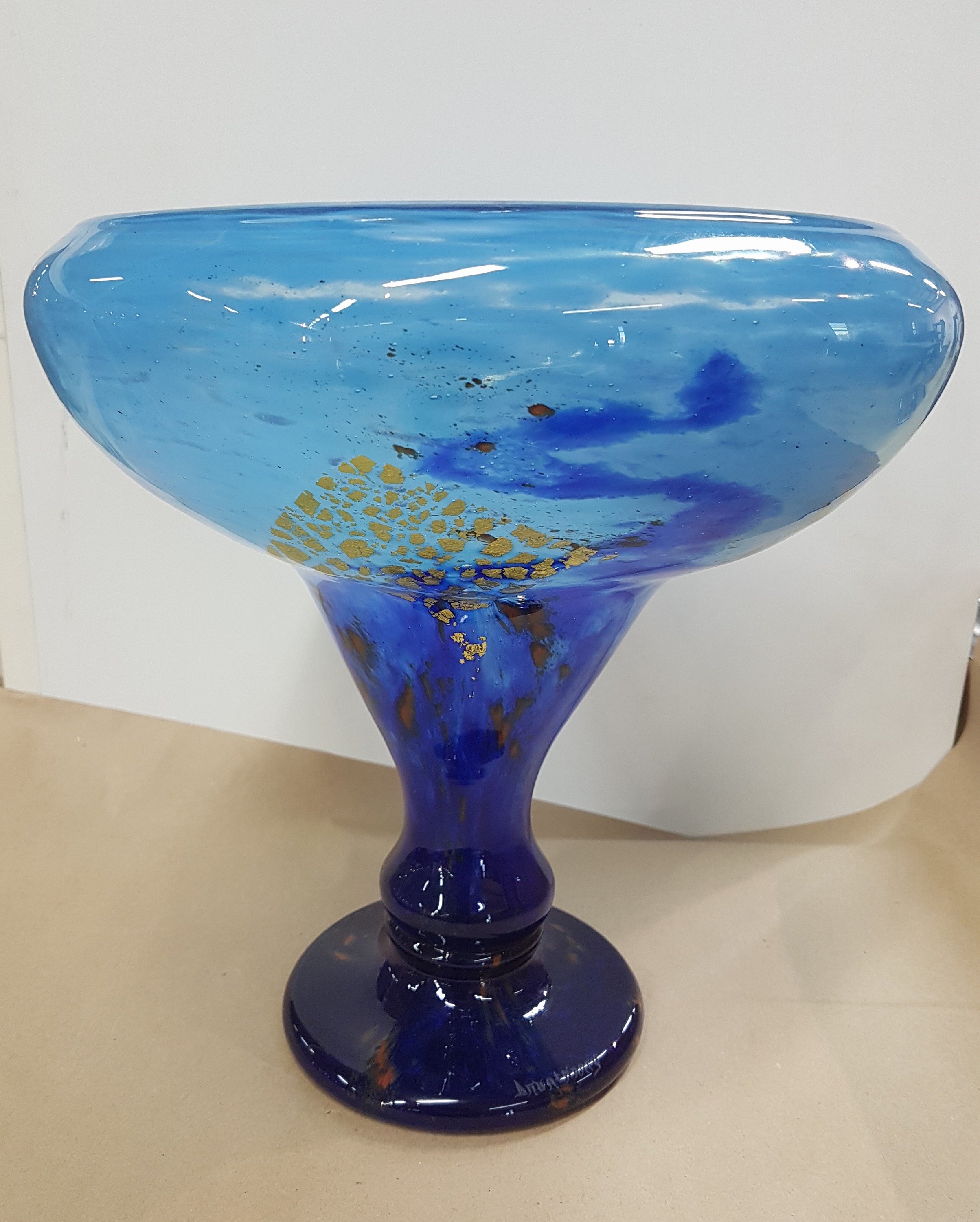 Detail a: Große Trichtervase, Daum Nancy, 20. Jh., Schichtglas mit hell- und dunkelblauen Einpuderungen, eingeschmolzene Goldfolie und rote Glasflecken, ...