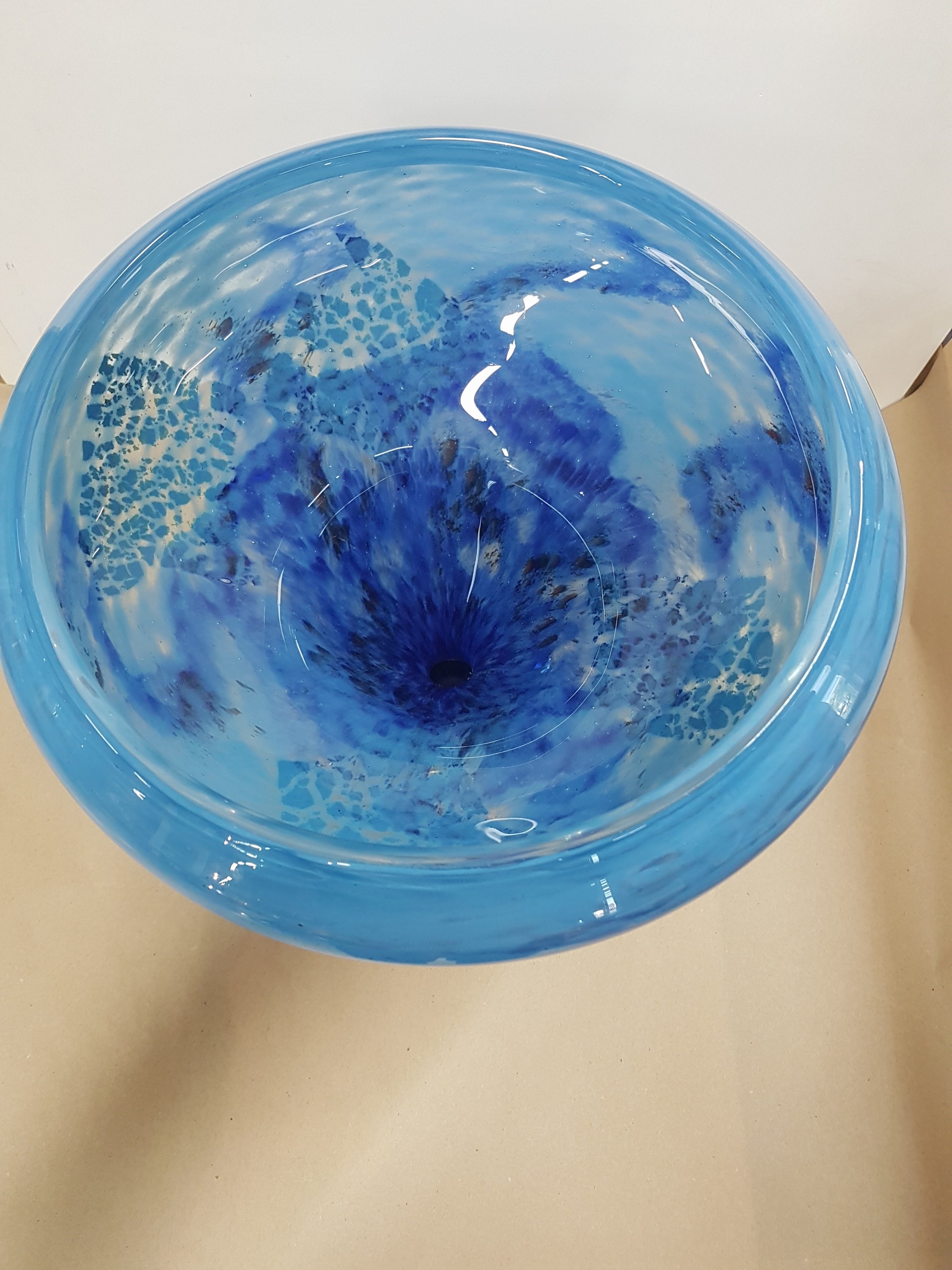 Detail b: Große Trichtervase, Daum Nancy, 20. Jh., Schichtglas mit hell- und dunkelblauen Einpuderungen, eingeschmolzene Goldfolie und rote Glasflecken, ...