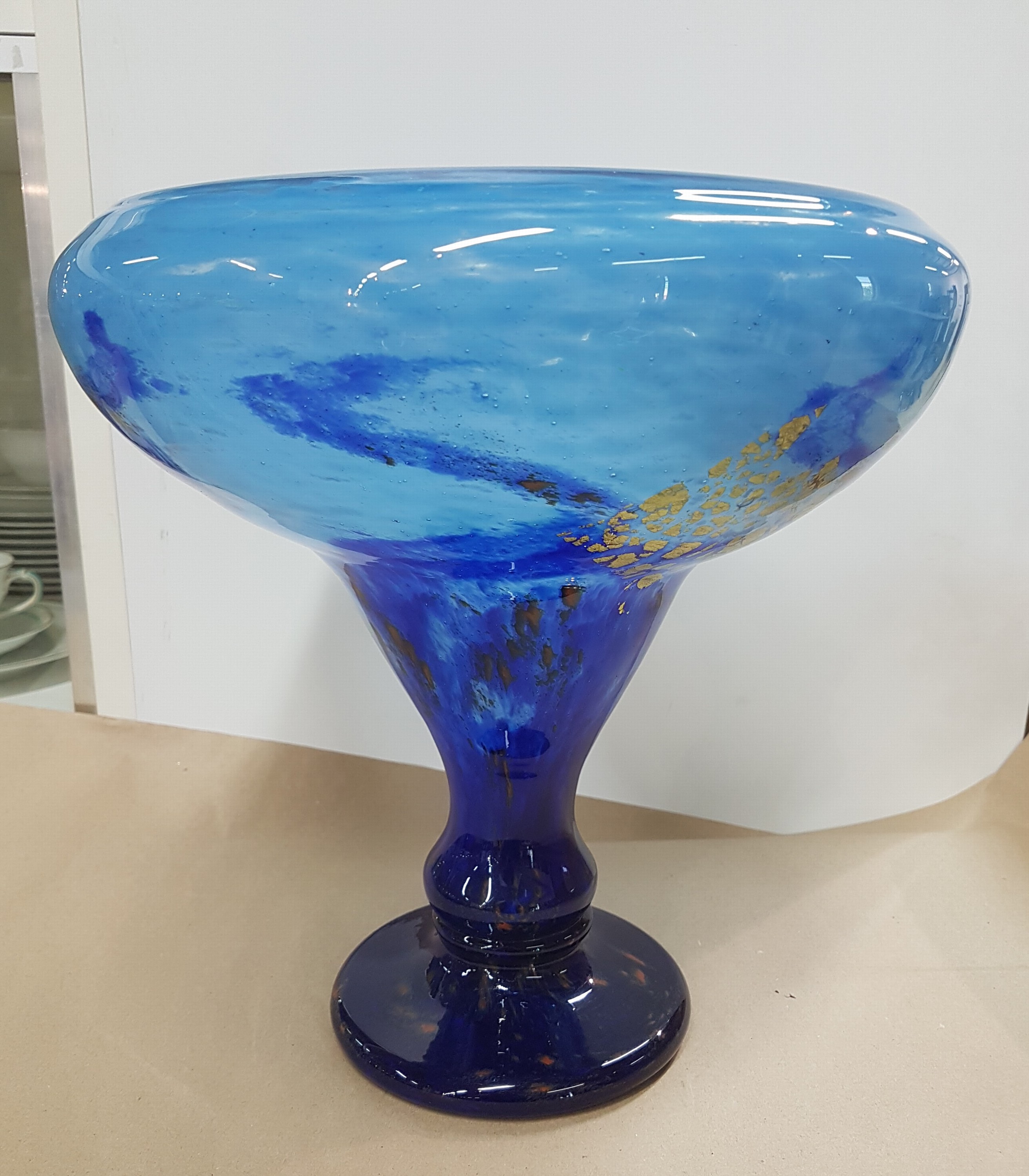 Detail d: Große Trichtervase, Daum Nancy, 20. Jh., Schichtglas mit hell- und dunkelblauen Einpuderungen, eingeschmolzene Goldfolie und rote Glasflecken, ...