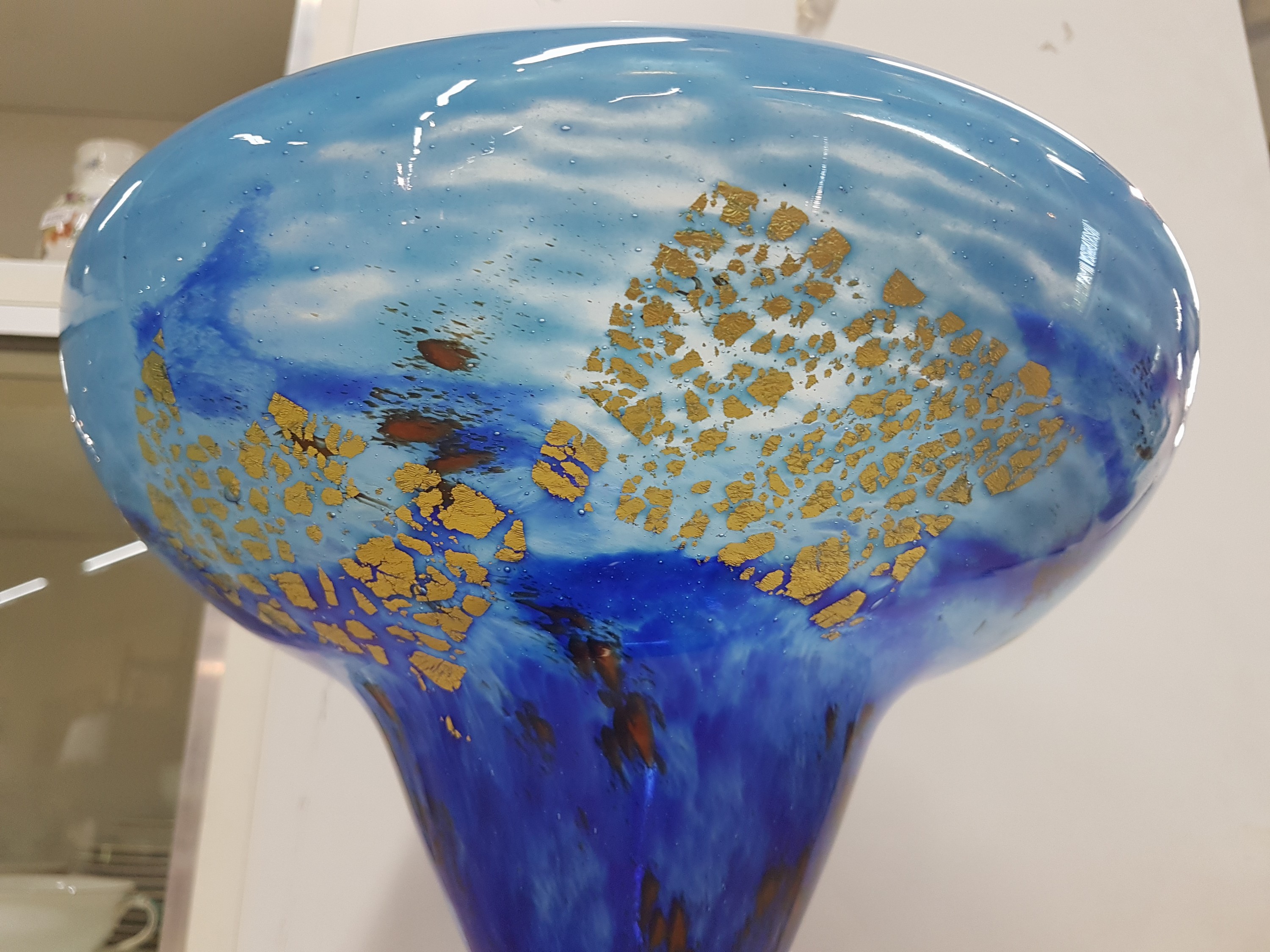 Detail e: Große Trichtervase, Daum Nancy, 20. Jh., Schichtglas mit hell- und dunkelblauen Einpuderungen, eingeschmolzene Goldfolie und rote Glasflecken, ...