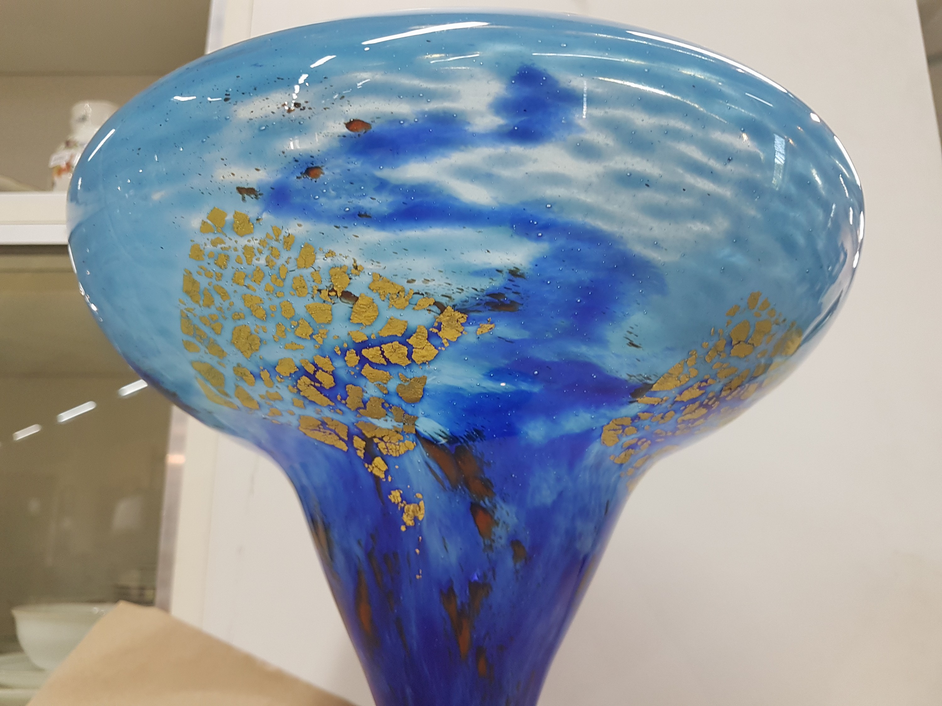 Detail f: Große Trichtervase, Daum Nancy, 20. Jh., Schichtglas mit hell- und dunkelblauen Einpuderungen, eingeschmolzene Goldfolie und rote Glasflecken, ...