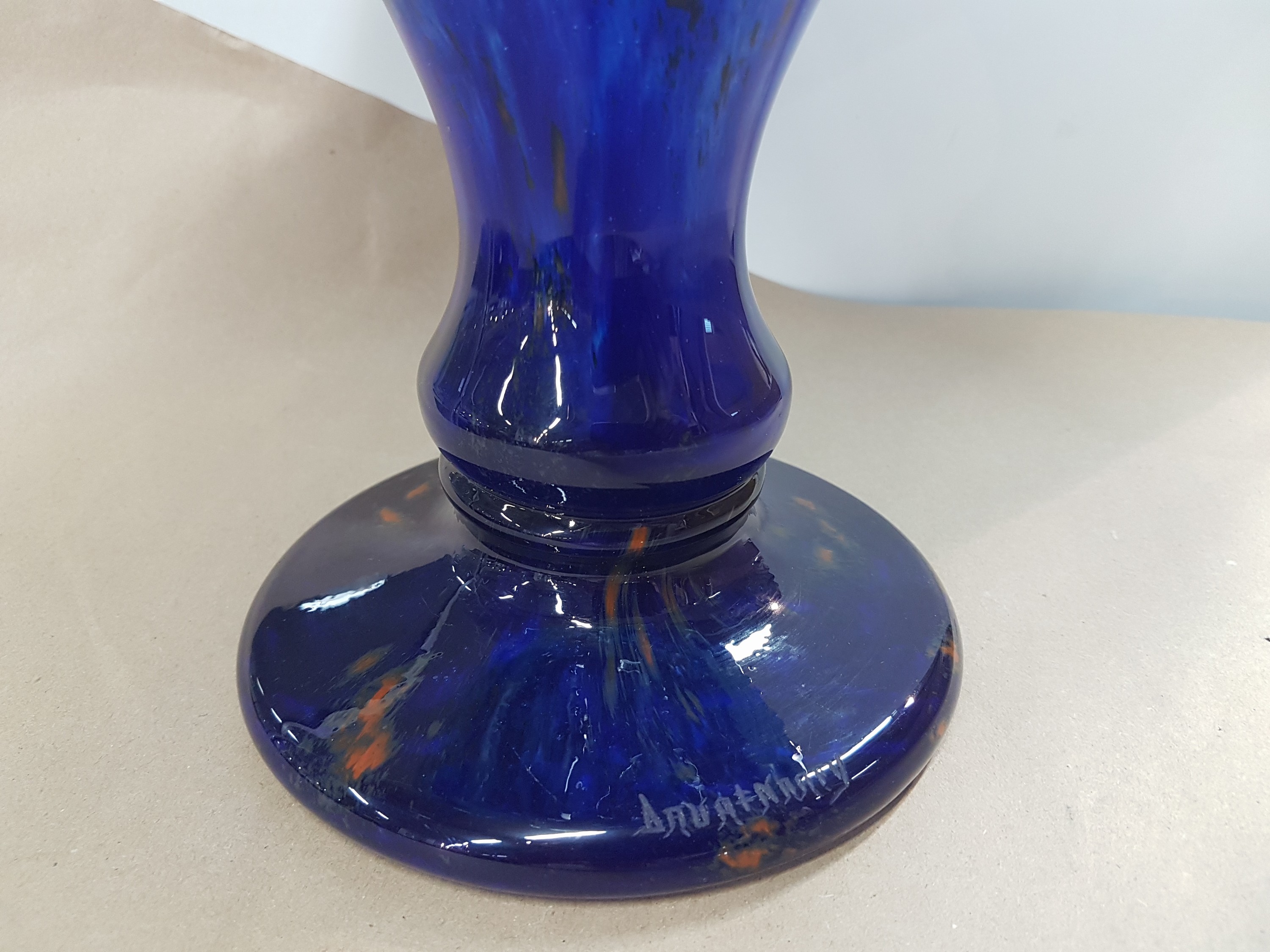Detail g: Große Trichtervase, Daum Nancy, 20. Jh., Schichtglas mit hell- und dunkelblauen Einpuderungen, eingeschmolzene Goldfolie und rote Glasflecken, ...