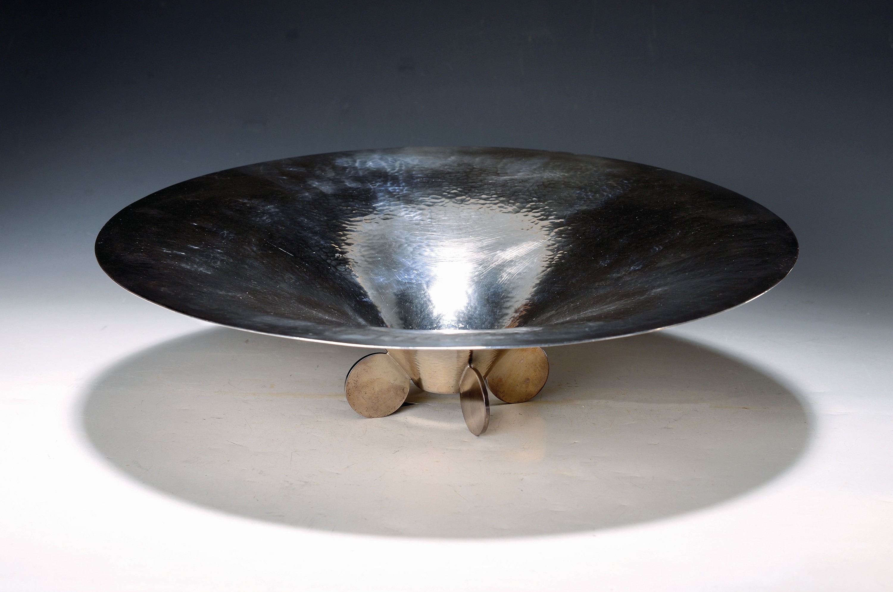 Große flache Schale, deutsch, WMF, 1950er Jahre, Metall mit Hammerschlagdekor, versilbert, ca. 11cm, D. ca. 42cm