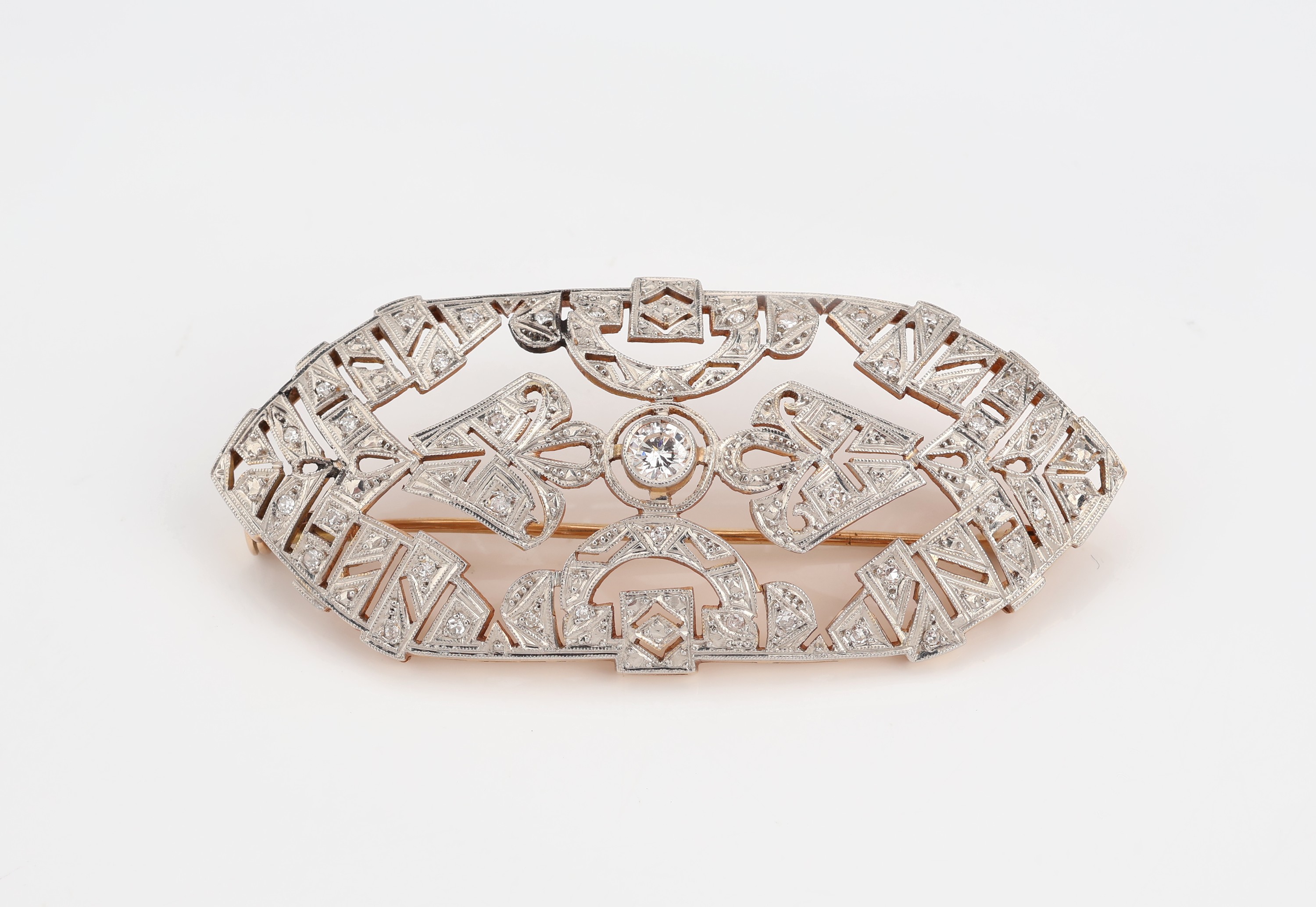 18 kt Gold Art Deco Diamant-Brosche, um 1920, GG 750/000, schauseitig Platin, Durchbrucharbeit, Millegriffverz., Brillant und 8/8-Diamanten zus. ca. ...
