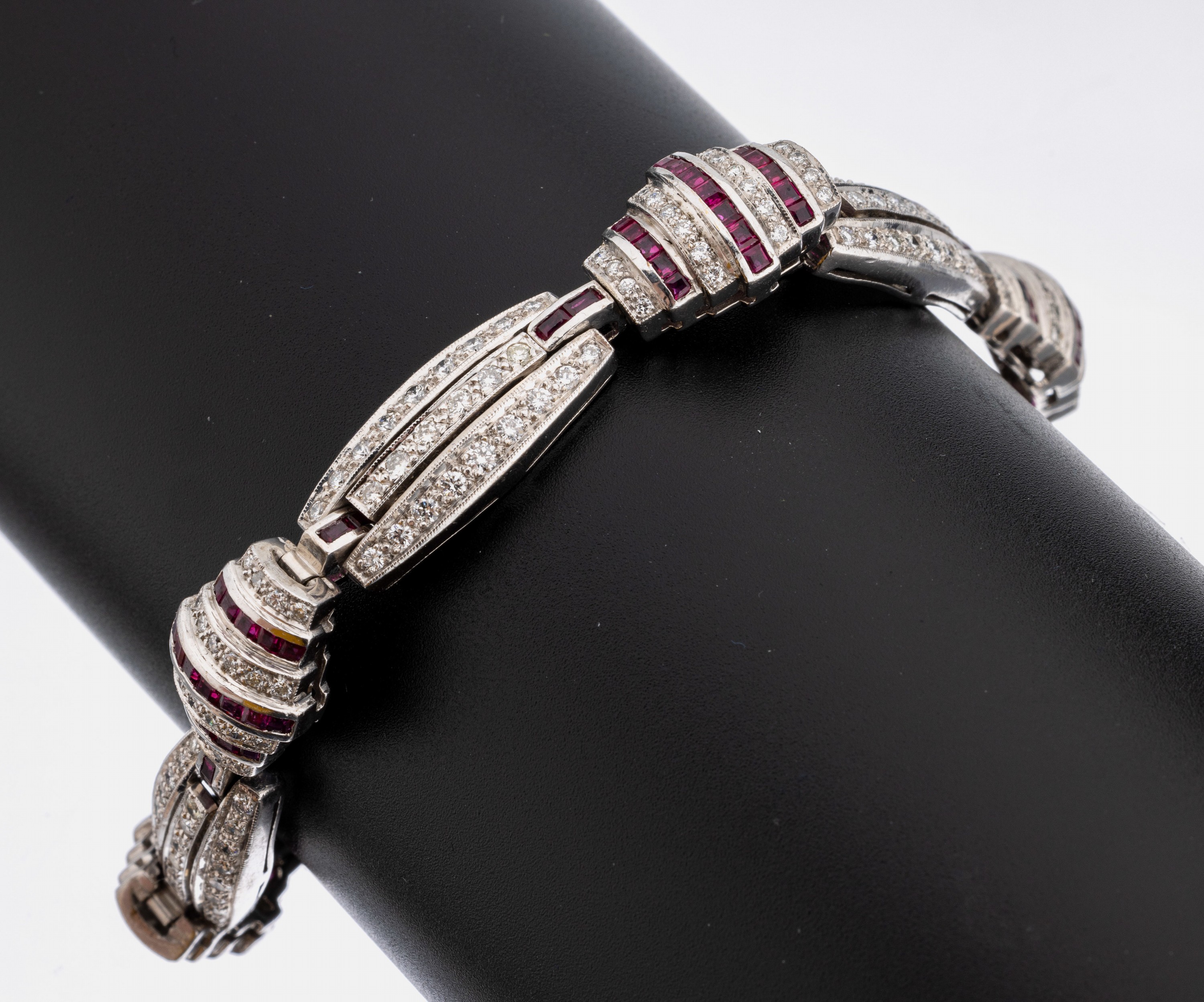 18 kt Gold Rubin-Brillant-Armband, WG 750/000, 1940er Jahre. typ. Cocktailzeit Design, Rubin-Carrees zus. ca. 2.0 ct, Brillanten zus. ca. 6.0 ct ...