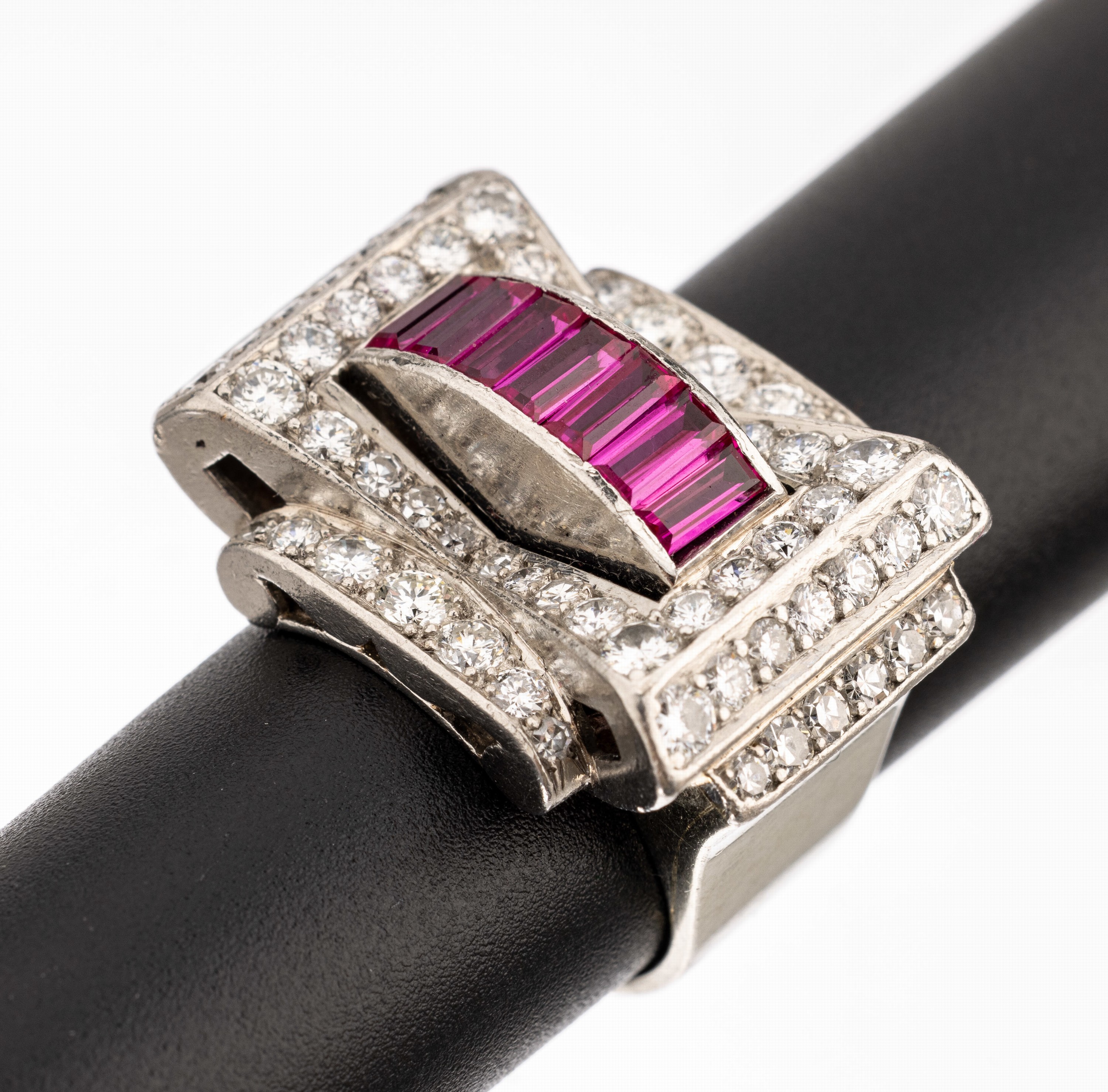 18 kt Gold Saphir Diamant Cocktail-Ring, 1950er Jahre, WG 750/000, zeittyp. Design, 7 Pink Saphirbaguettes zus. ca. 1.20 ct, umgeben von Brillanten ...