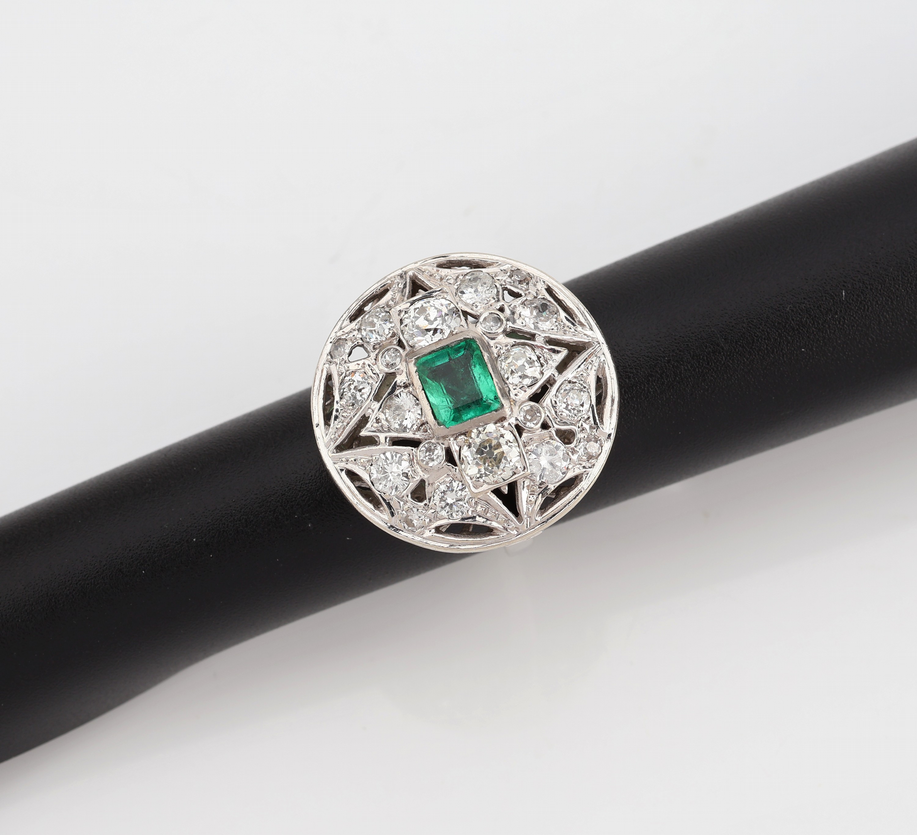 14 kt Gold Art Deco Smaragd-Diamant-Ring, um 1920, WG 585/000, Durchbrucharbeit, Unterkaderung, mittig ein facett. Smaragd ca. 0.60 ct, umgeben von ...