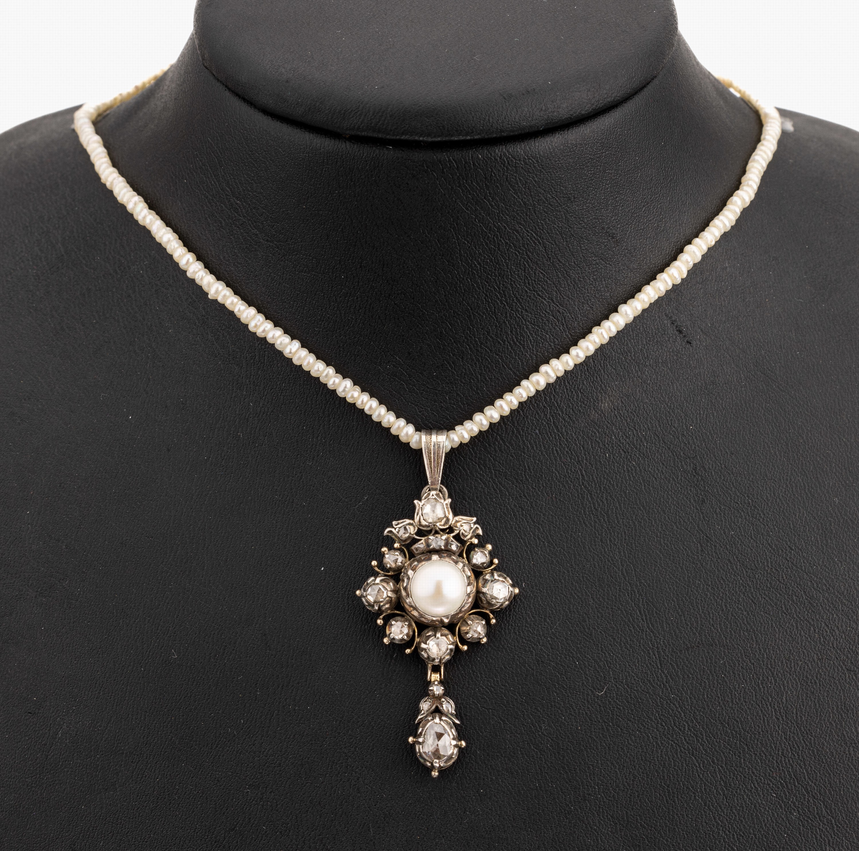 14 kt Gold Perl Diamant Anhänger, um 1820, GG 585/000 (gepr.), schauseitig Silber, mittigeine Orientperle, umgeben von Diamantrosen zus. ca. 1.00 ...