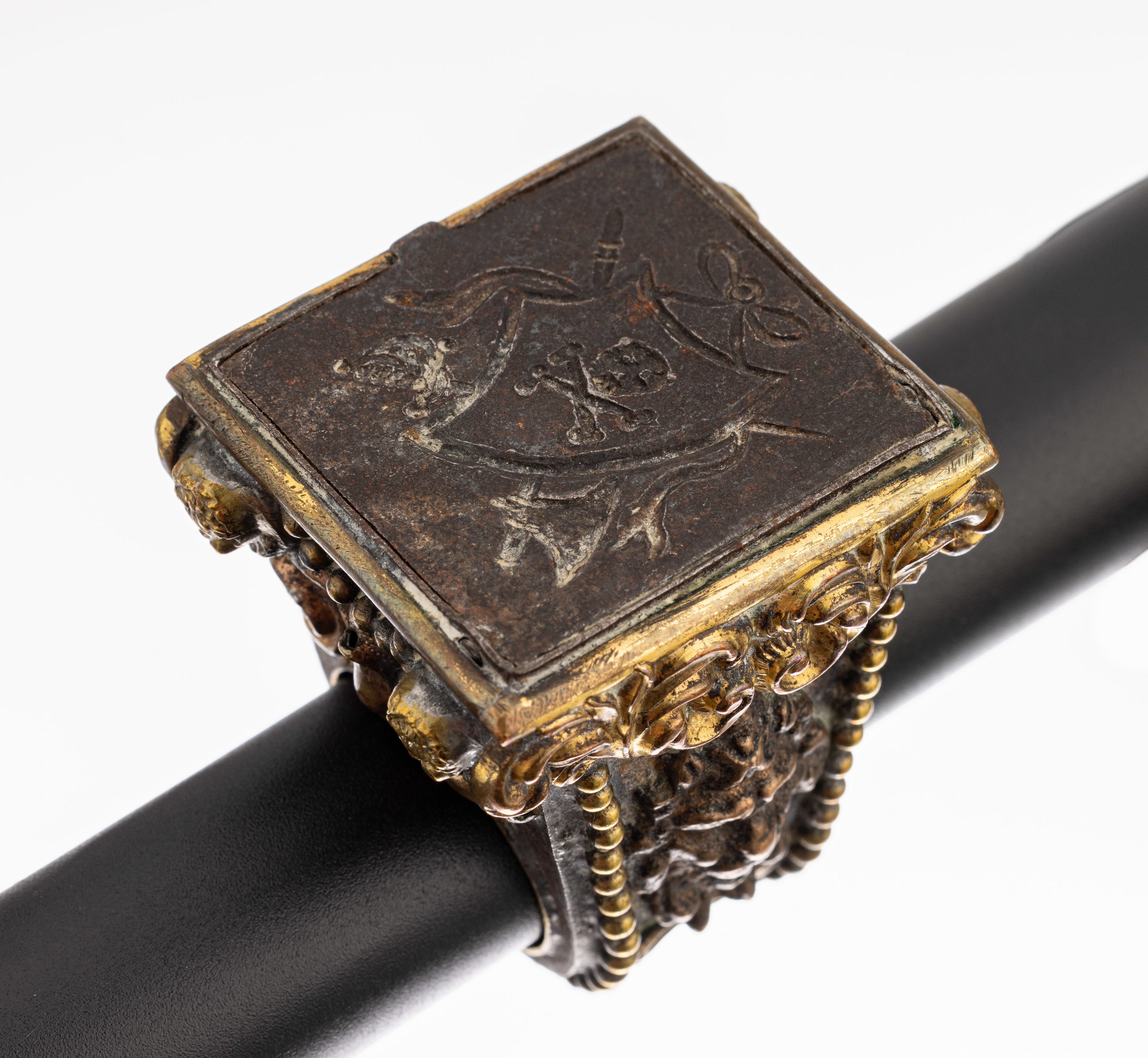 Großer päpstlicher Ring, Bronze, 19.Jh., Oberteil mit aufklappbarem Geheimfach, aufgelegte Maskerons und Puttenköpfe, Perlleistenverzierung, ca. ...