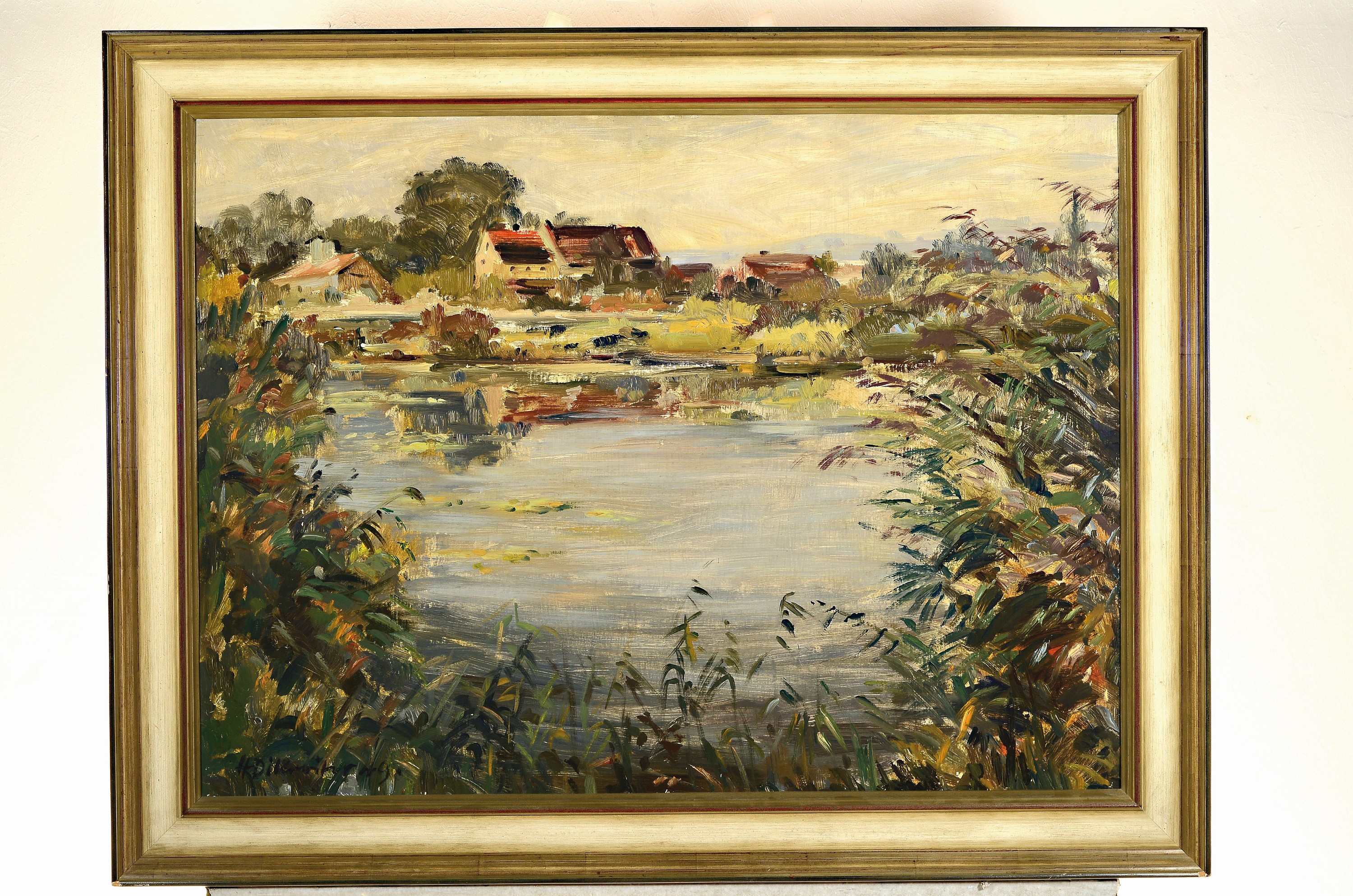 Detail k: H.D. Kreuther o.ä., datiert (19)49, Weite Seeuferlandschaft mit Dorf im Hintergrund, Öl/Hartfaser, links unten unleserlich signiert, ca. 60x80cm, ...