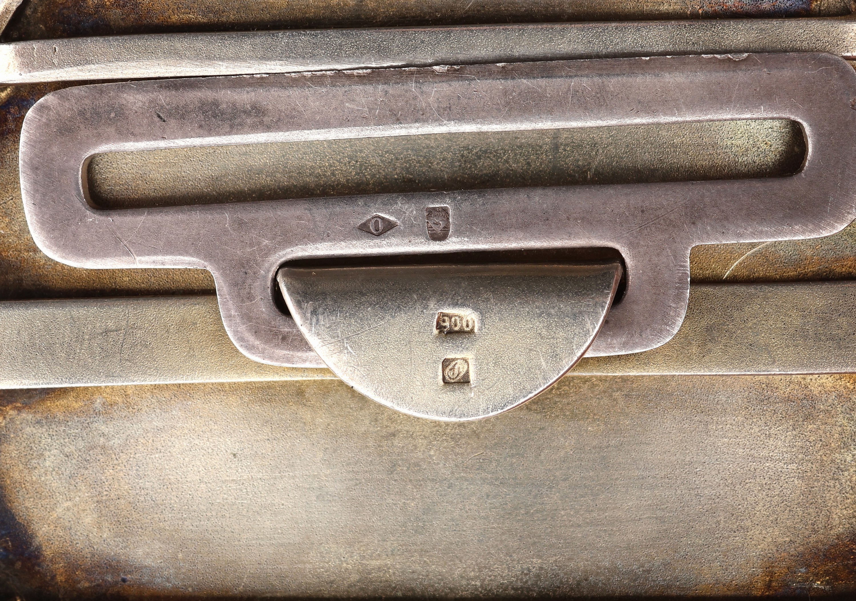 Detail a: Gürtelschließe, um 1900, 900er Silber vergoldet, Grund guill. und strahlenförm. weißemaill., lilafarb. Gitter mit Blüten, umlaufender ...