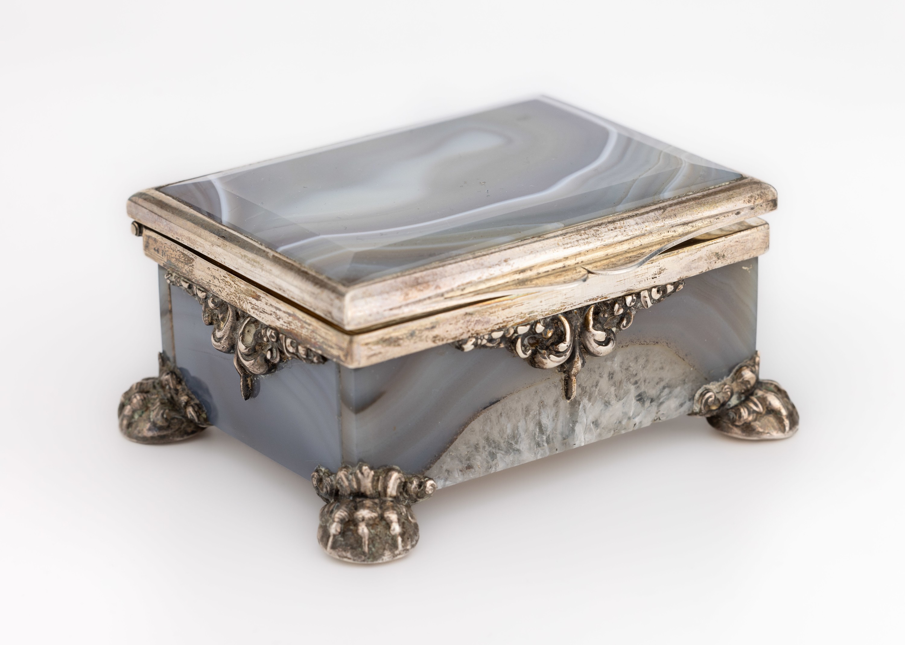 Detail a: Schmuckschatulle aus grauem Achat, um 1880, Monturen 925er Silber, Streifenachat mit feiner Maserung, Monturen abstr.-floral, Montur innen mit ...