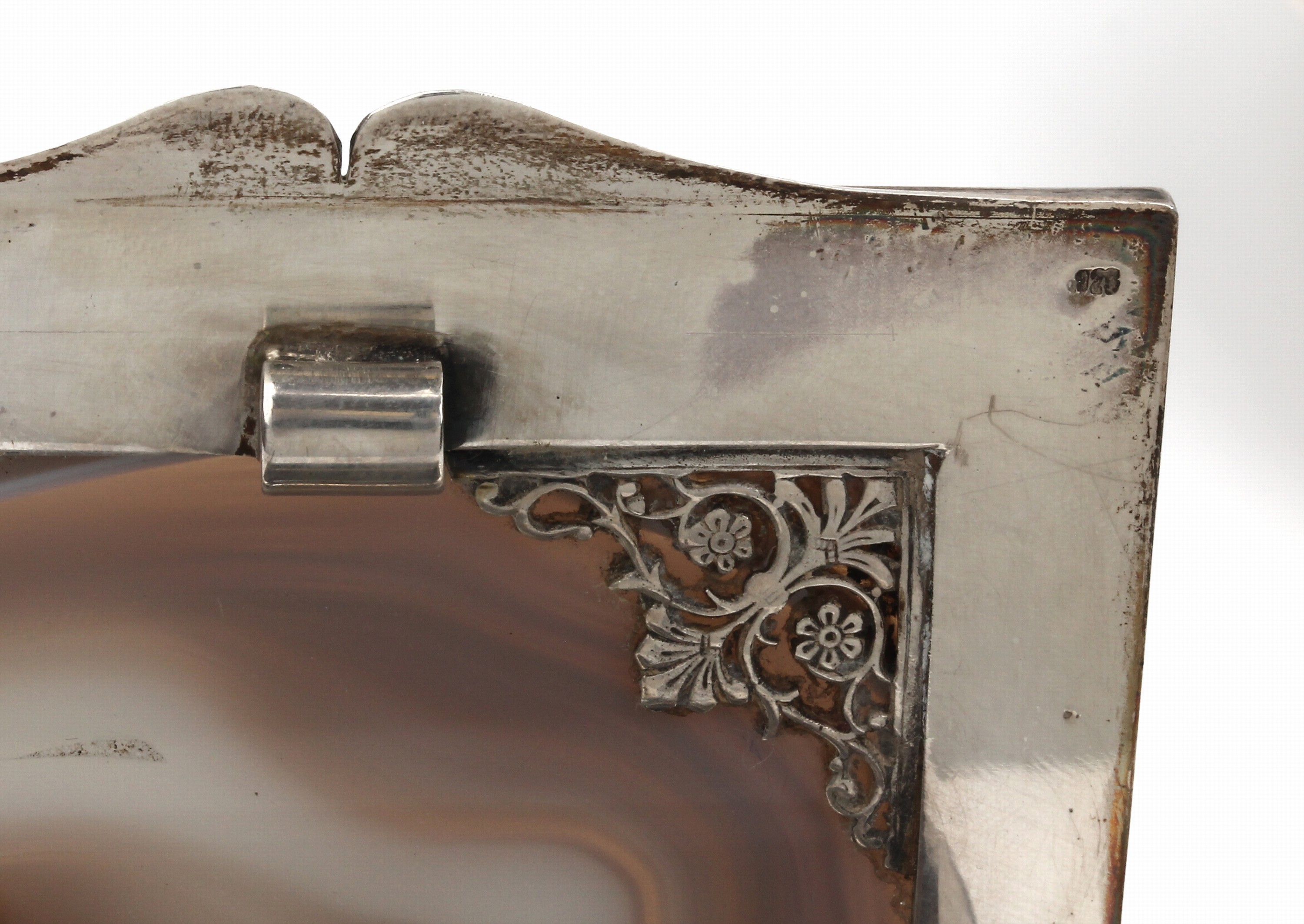Detail c: Schmuckschatulle aus grauem Achat, um 1880, Monturen 925er Silber, Streifenachat mit feiner Maserung, Monturen abstr.-floral, Montur innen mit ...