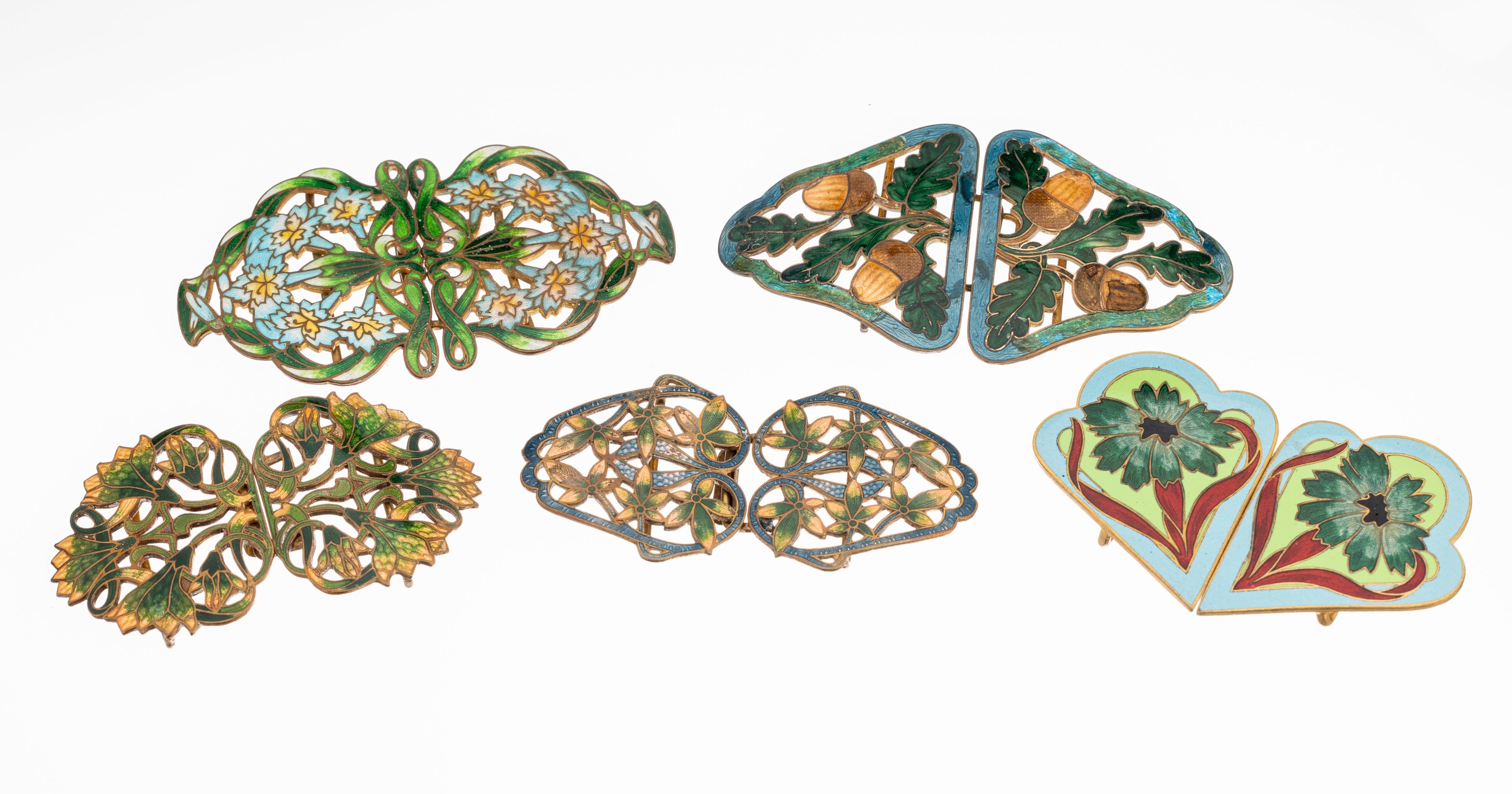 Konvolut 5 Gürtelschließen, um 1900, Metall vergoldet, abstr.-floral emaill., Email z.T. besch., schönes reichhaltiges Konvolut