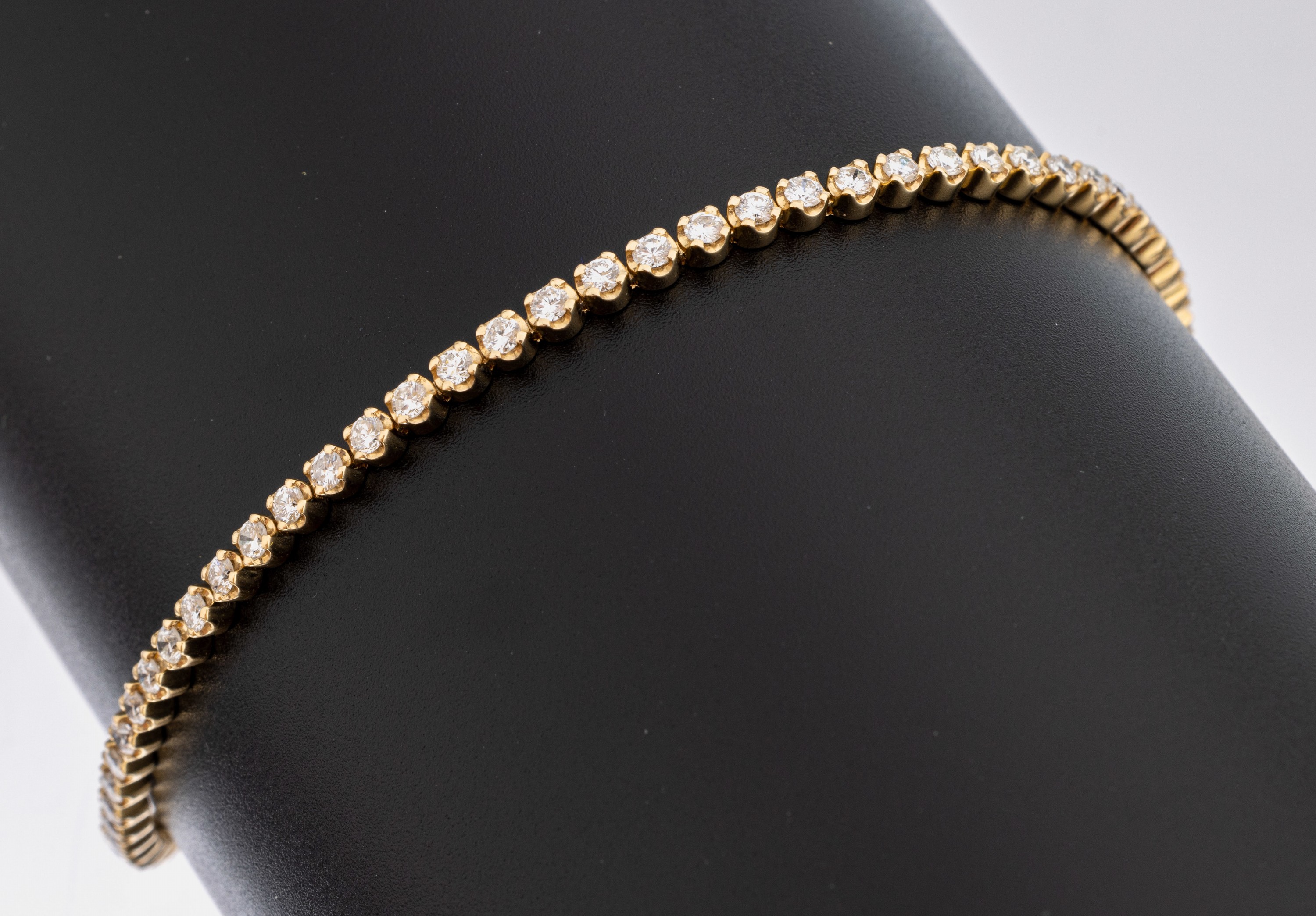 14 kt Gold Brillant-Linienarmband, GG 585/000, 65 Brillanten zus. ca. 2.08 ct feinesWeiß-Weiß/vs-si, L. ca. 18 cm, Kastenschloss mit 2 ...
