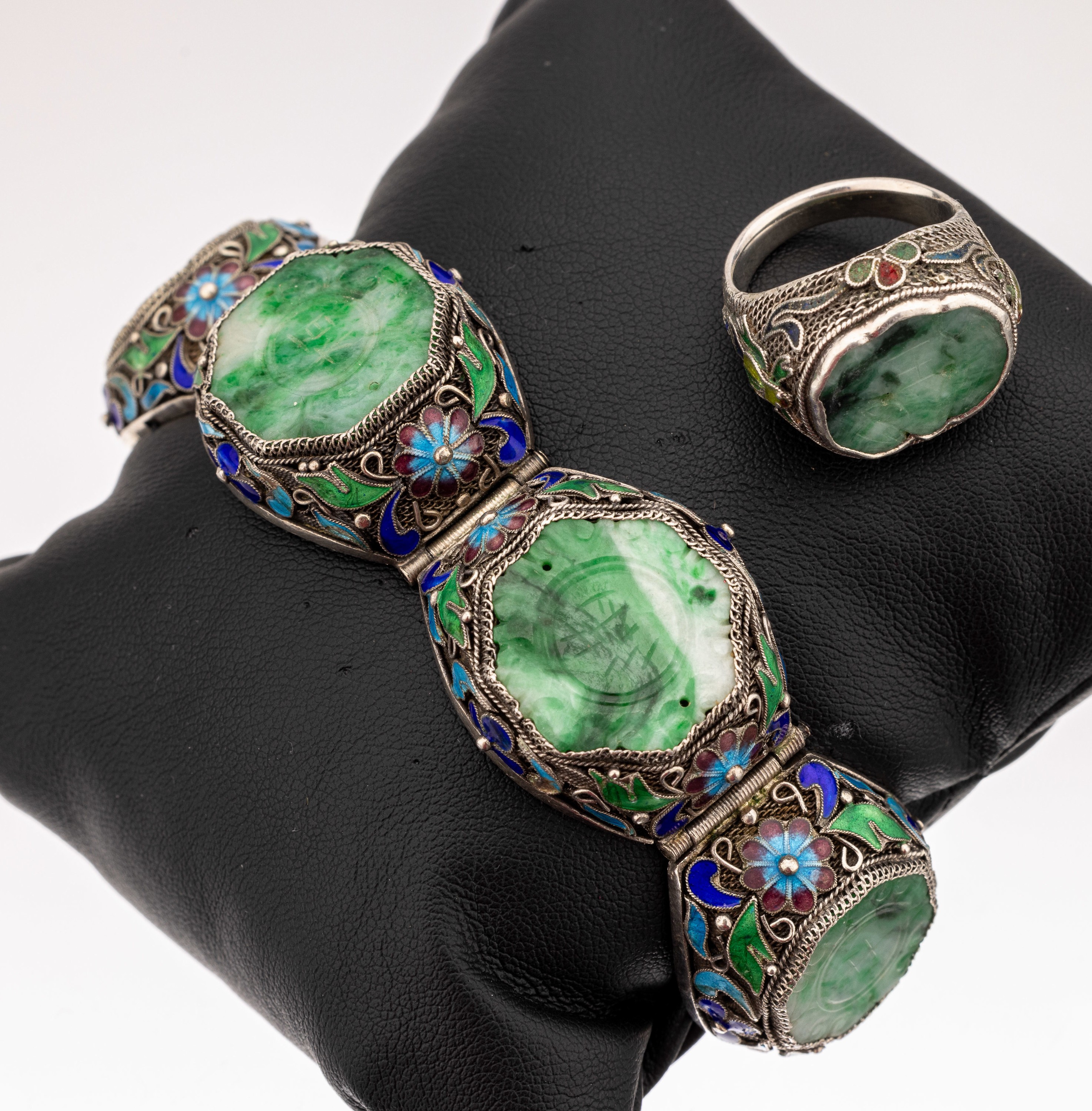 Schmuckset mit Jade, China 1960er Jahre, Silber, blau und grün emaill. (besch.), Filigranarbeit mit Granulaten, Jadeplatten grav., best. aus: Ring ...