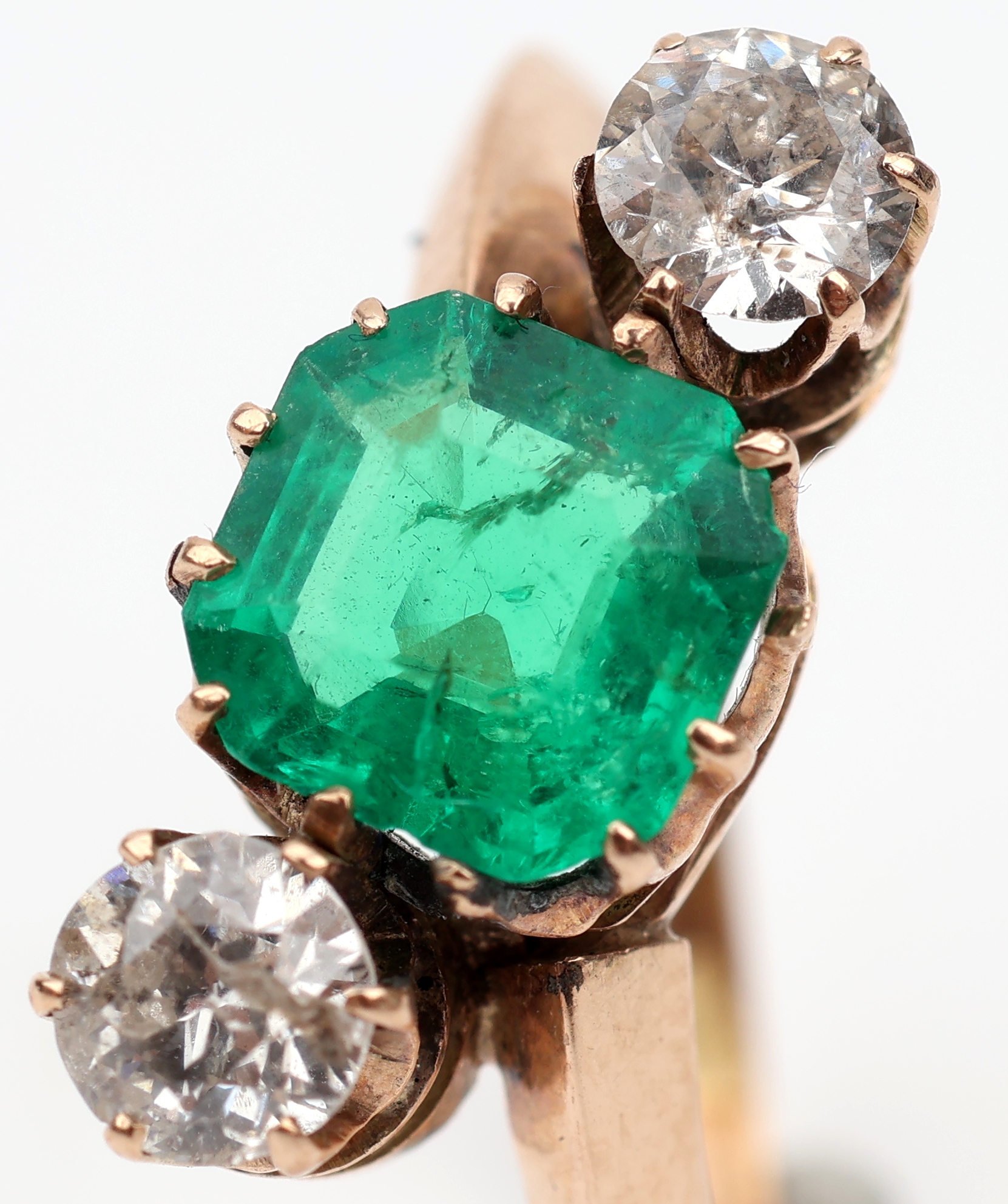 Detail a: 14 kt Gold Jugendstil Smaragd-Diamant-Ring, um1900, kolumbianischer Smaragd ca. 1.00 ct, 2 Altschliffdiamanten zus. ca. 0.60 ct Weiß/si-p1, RW 58, ...