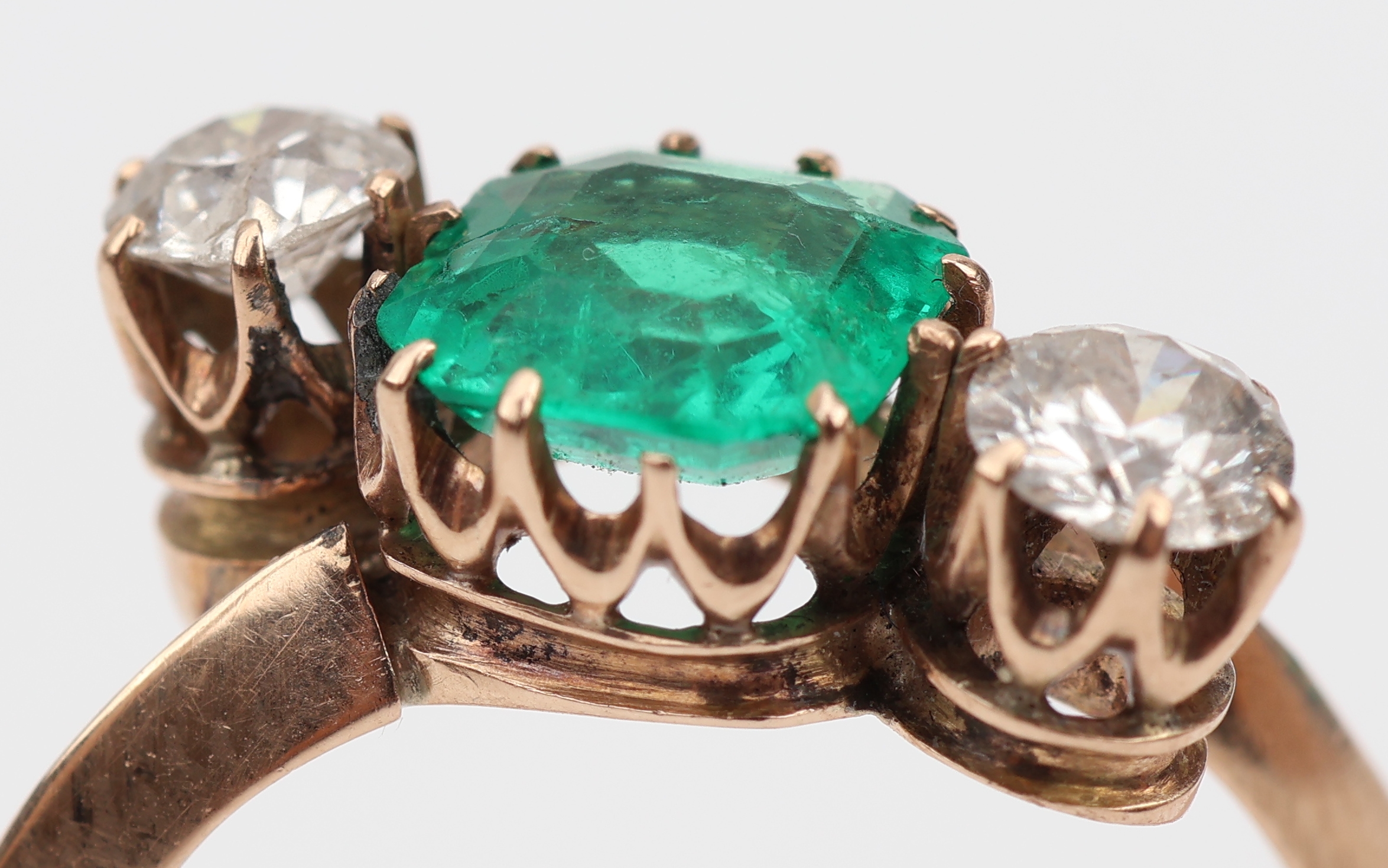 Detail b: 14 kt Gold Jugendstil Smaragd-Diamant-Ring, um1900, kolumbianischer Smaragd ca. 1.00 ct, 2 Altschliffdiamanten zus. ca. 0.60 ct Weiß/si-p1, RW 58, ...