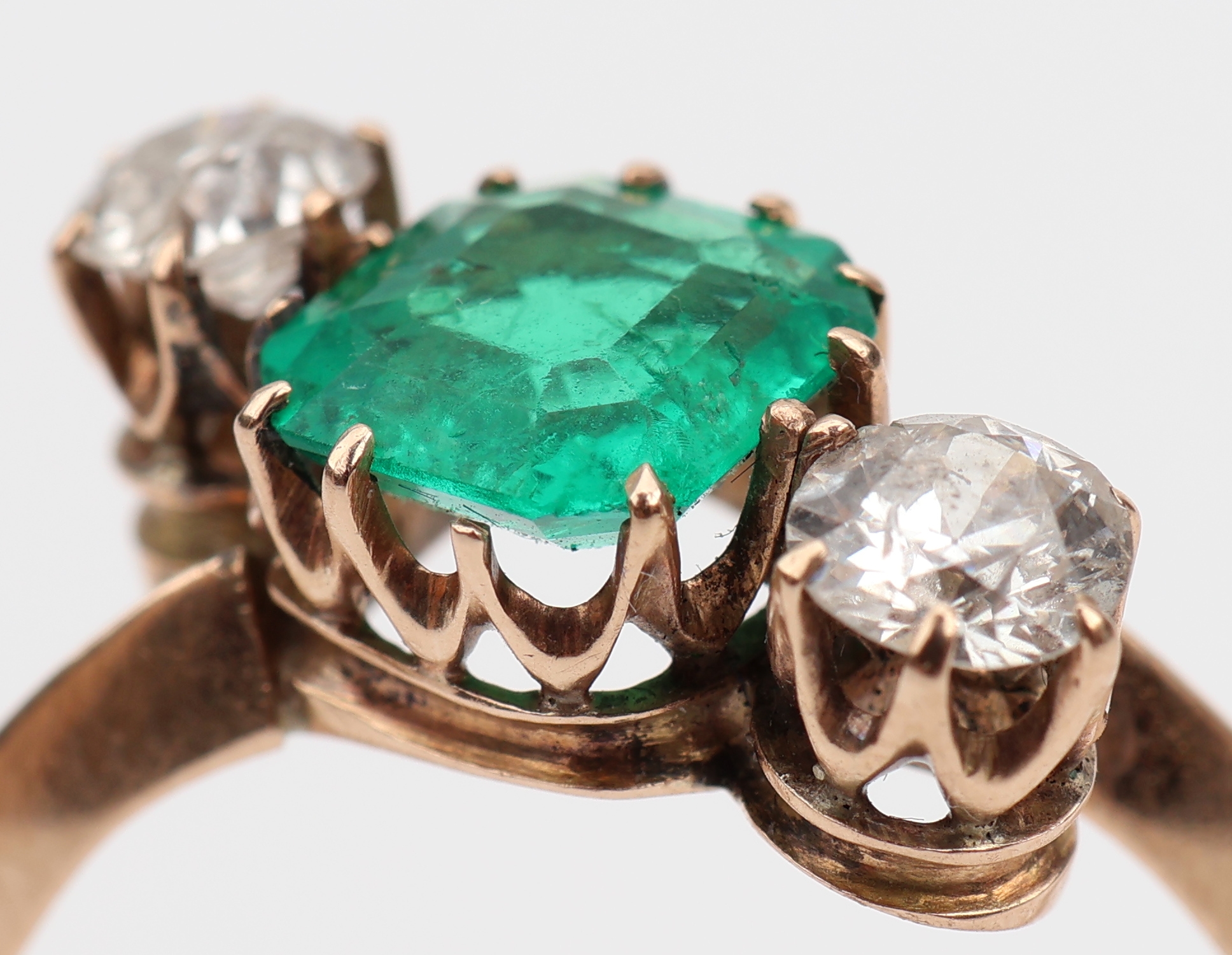 Detail c: 14 kt Gold Jugendstil Smaragd-Diamant-Ring, um1900, kolumbianischer Smaragd ca. 1.00 ct, 2 Altschliffdiamanten zus. ca. 0.60 ct Weiß/si-p1, RW 58, ...