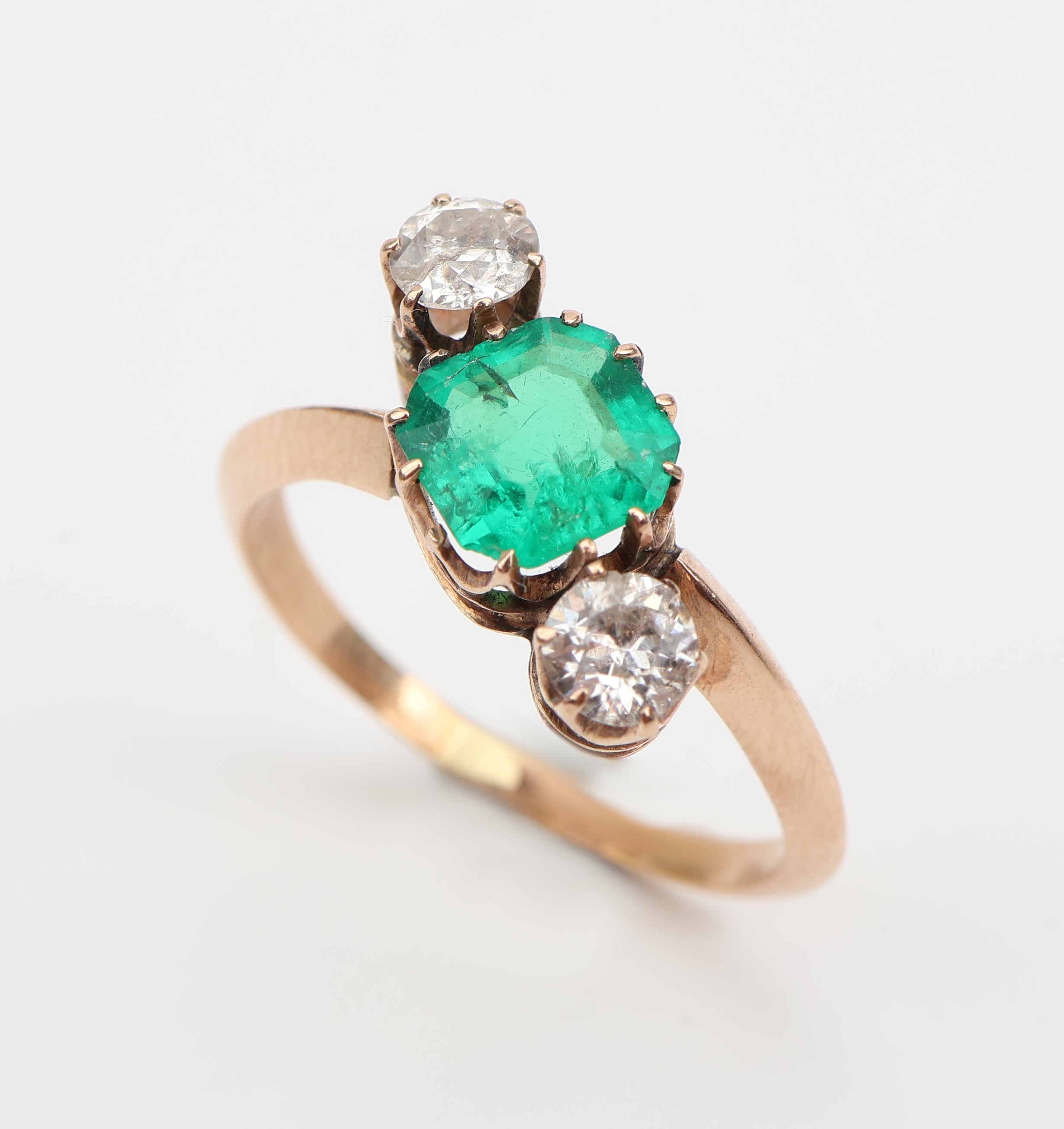 Detail e: 14 kt Gold Jugendstil Smaragd-Diamant-Ring, um1900, kolumbianischer Smaragd ca. 1.00 ct, 2 Altschliffdiamanten zus. ca. 0.60 ct Weiß/si-p1, RW 58, ...