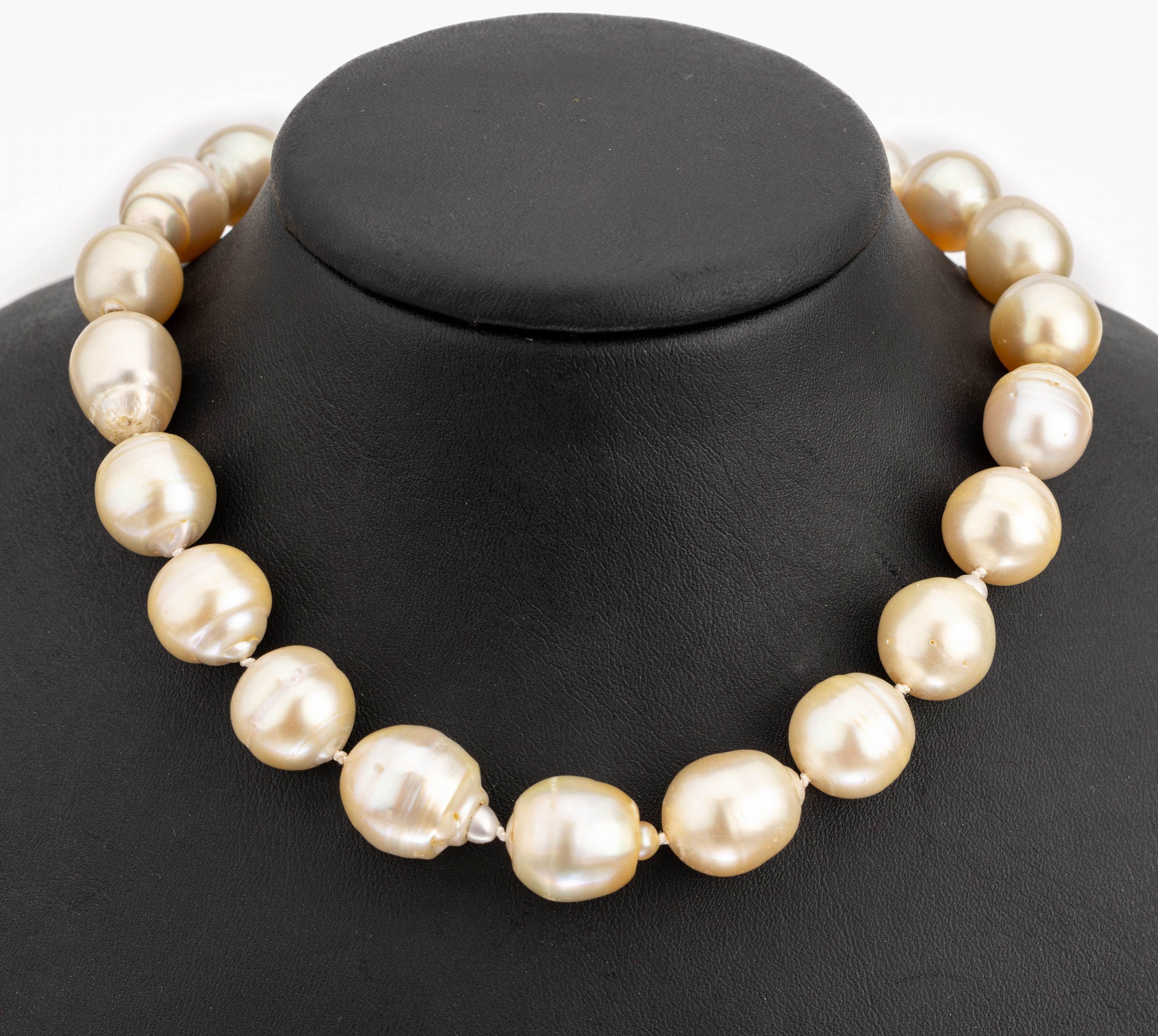 Collier aus Südseezuchtperlen, Schließe GG 585/000, 30 cremefarb. barocke Südseezuchtperlen im Verlauf, D ca. 12 - 17 mm, einzeln geknotet, L. ...