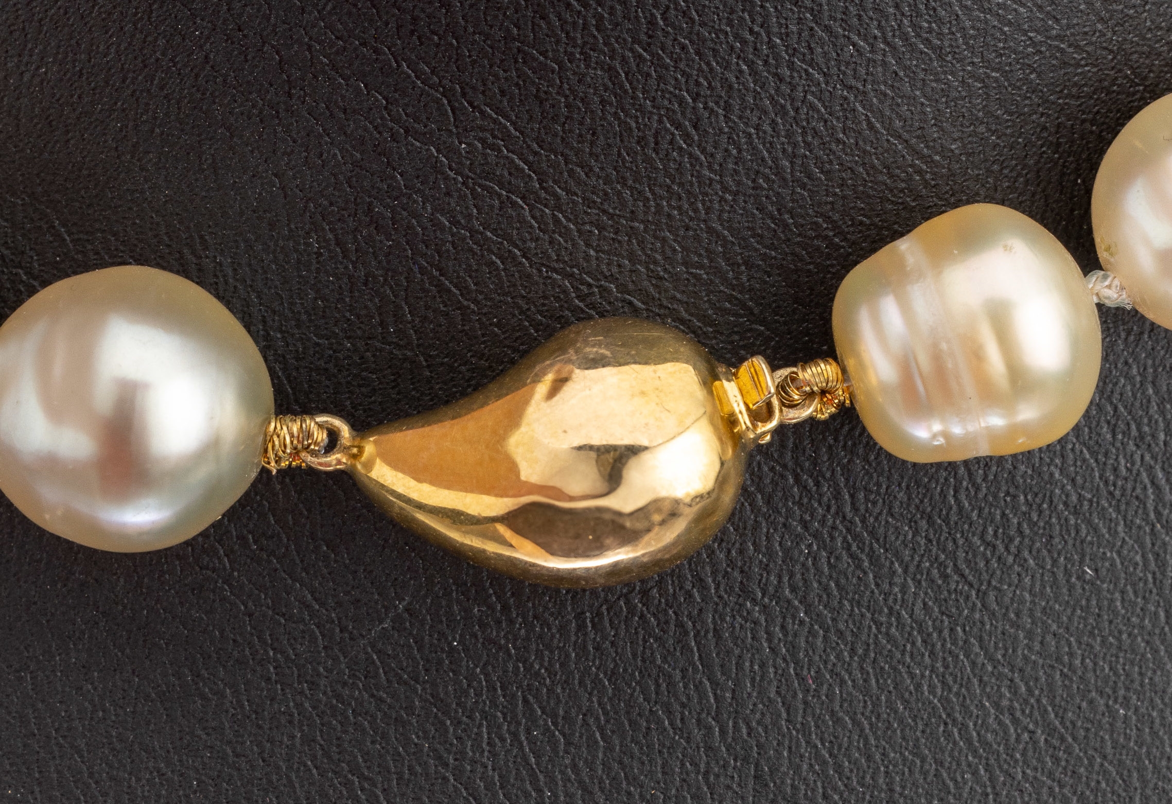 Detail a: Collier aus Südseezuchtperlen, Schließe GG 585/000, 30 cremefarb. barocke Südseezuchtperlen im Verlauf, D ca. 12 - 17 mm, einzeln geknotet, L. ...