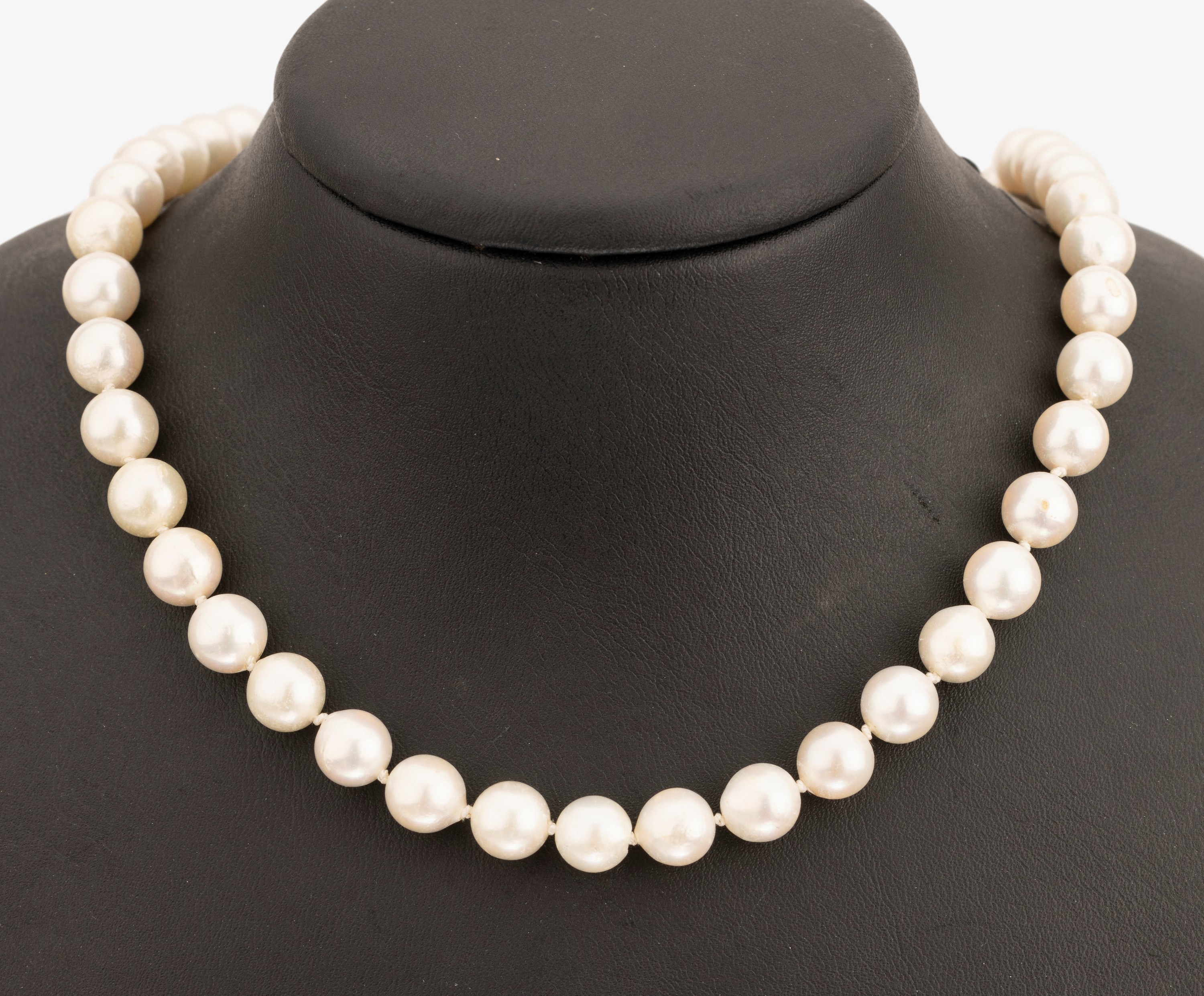Collier aus Zuchtperlen, Schließe GG 585/000, 44 Zuchtperlen D ca. 8.6 - 8.8 mm, einzeln geknotet, nat. Merkmale, L. ca. 45 cm