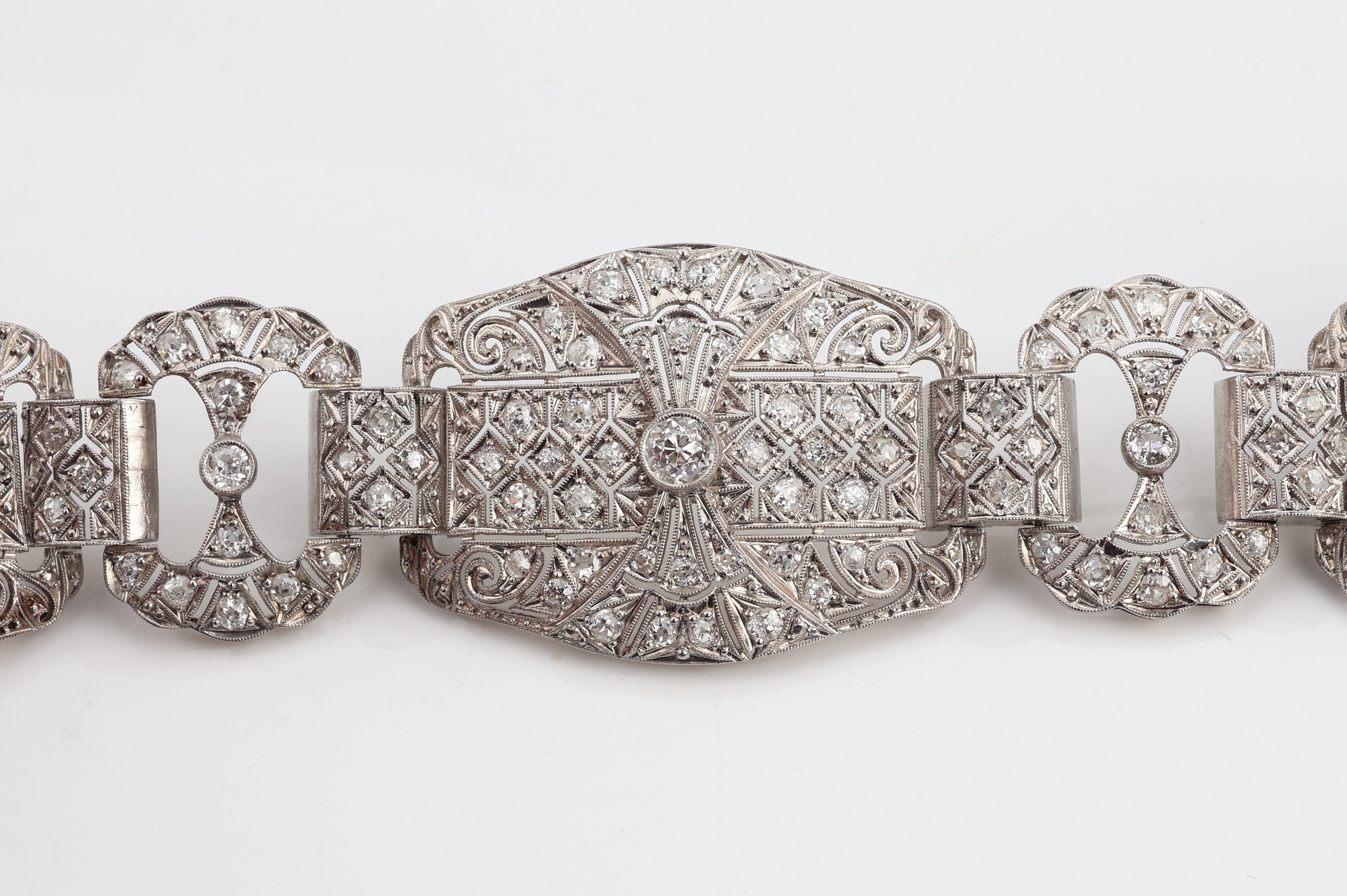 Detail a: Prunkvolles Art Deco Diamant-Armband, Platin (gepr.), Altschliffdiamanten und 8/8 -Diamanten zus. ca. 7.00 ct Weiß-l.get.Weiß/si-p1, L. ca. 18 cm, ...