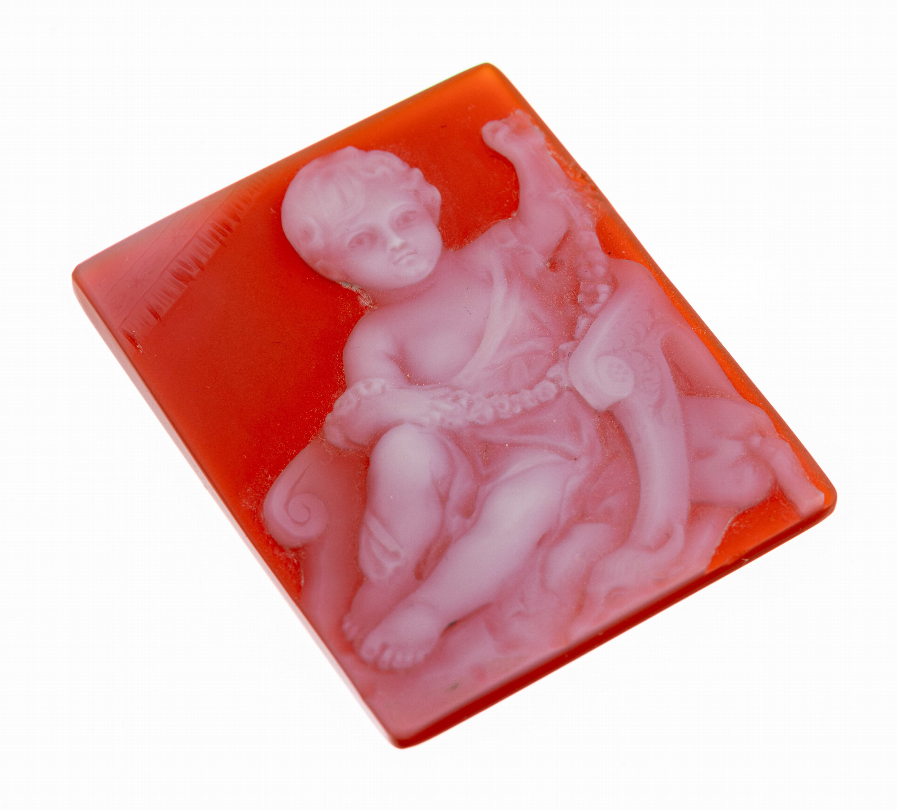 Lose Achatkamee, Idar Oberstein um 1920, Putto mit Blumenkranz auf Stuhl, ca. 5 x 4 cm,