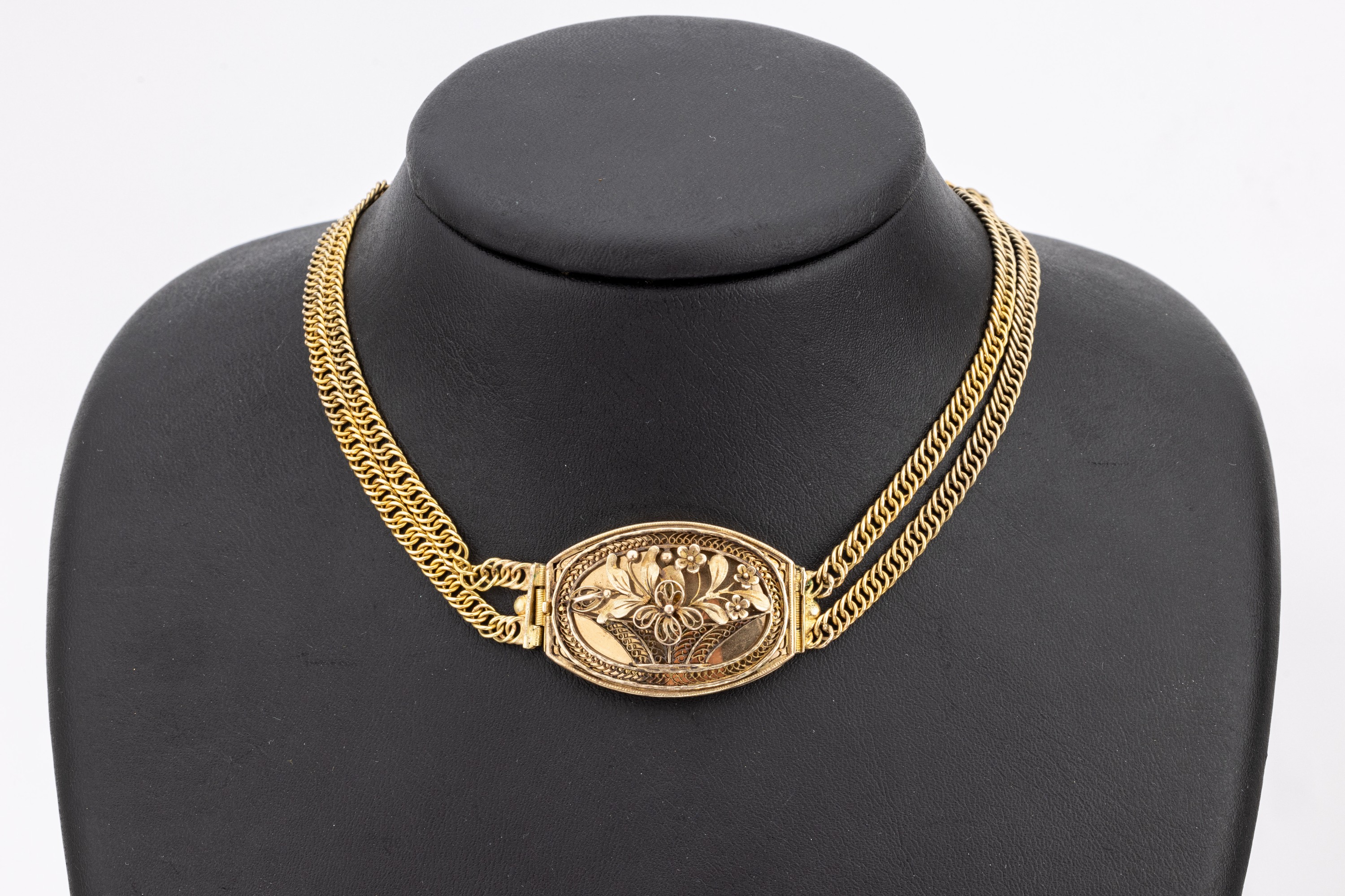 14 kt Gold Collier de Chien, wohl deutsch um 1890/1900, GG 585/000 gepr., Mittelteil mitBlumenkorb, 2-reihige Collierkette, Kastenschloss, L. ca. 36 ...