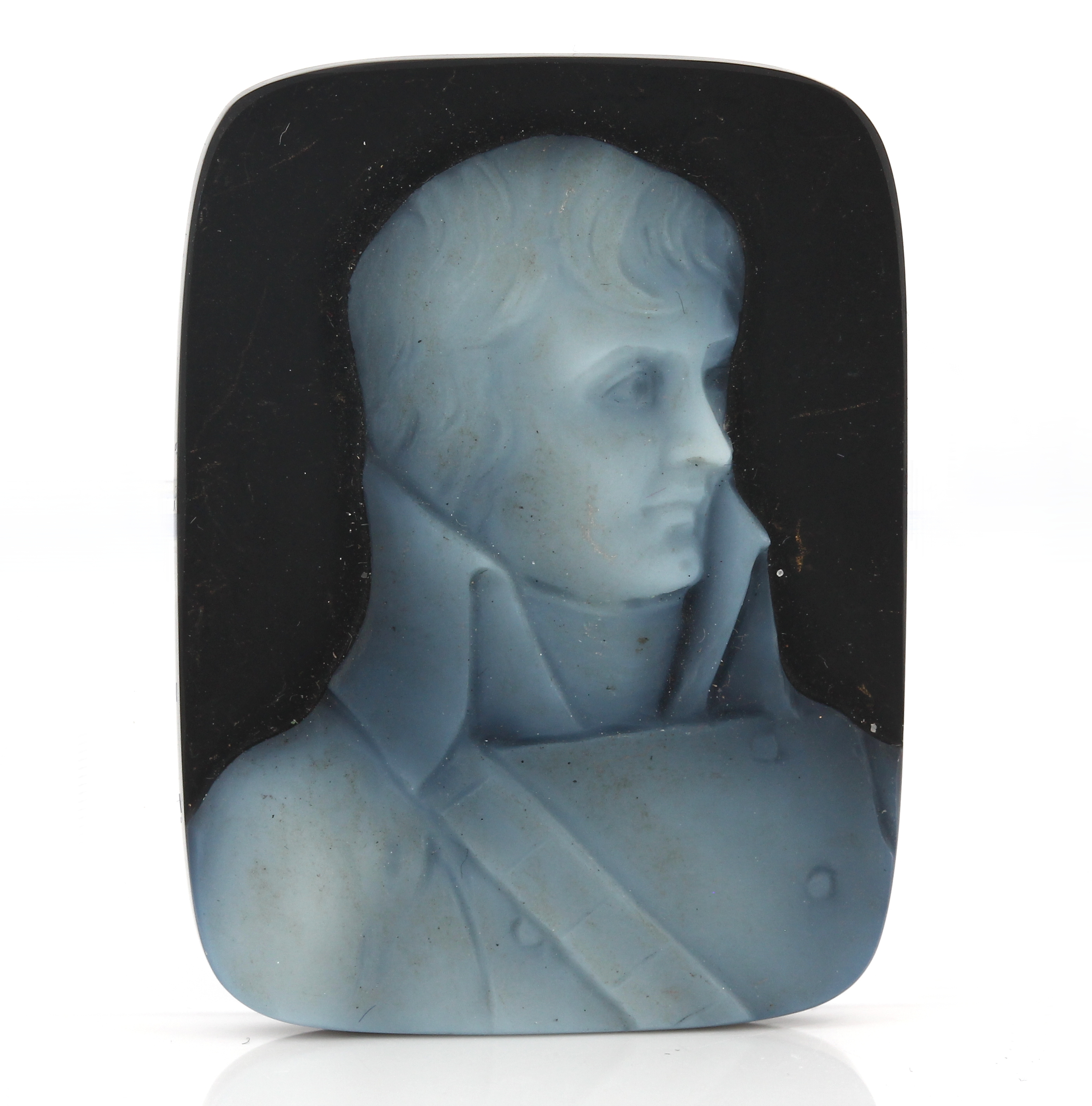 Lose Achatkamee, Idar Oberstein um 1920, Darstellung eines jungen Mannes in Uniform, ca. 3 x 4 cm