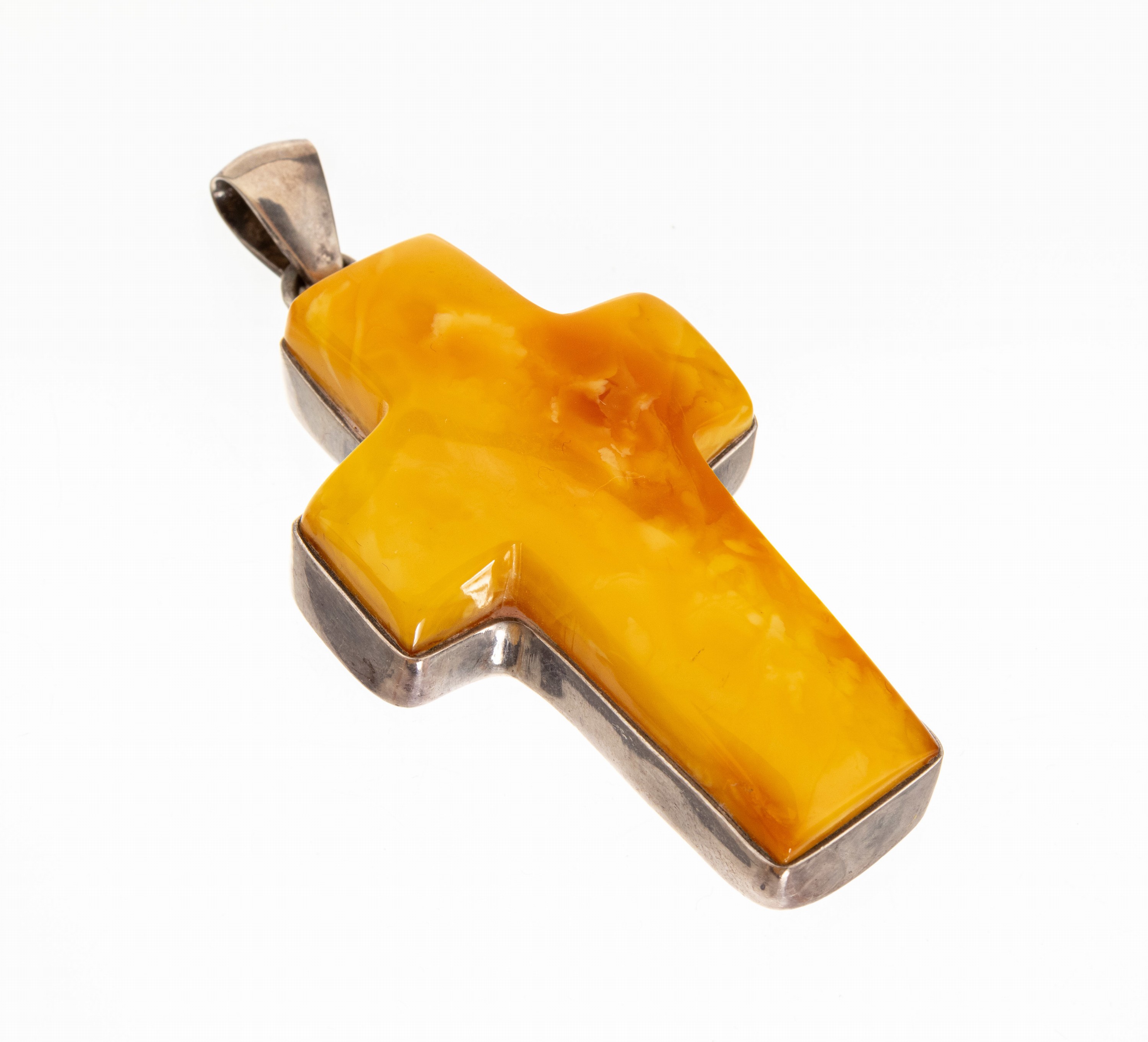 Bernstein-Kreuzanhänger, 1950er Jahre, Fassung 925er Silber, honiggelber Butterscotch Bernstein in Kreuzfrom, rücks. natürlicher Ausbruch, ca. 6 ...